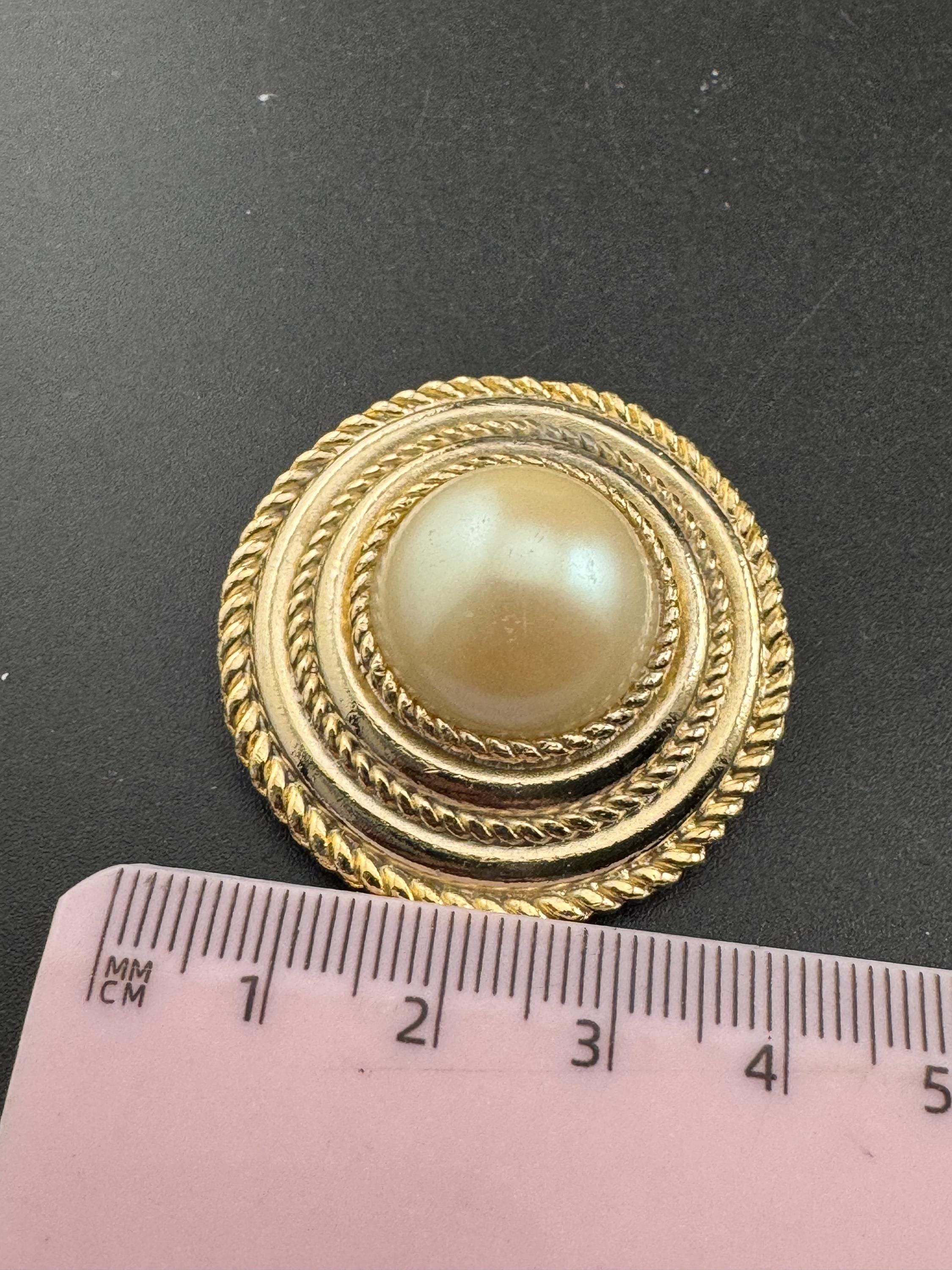 Etruscan Gold faux pearl round Scarf ring, rope edge 1980s clip
