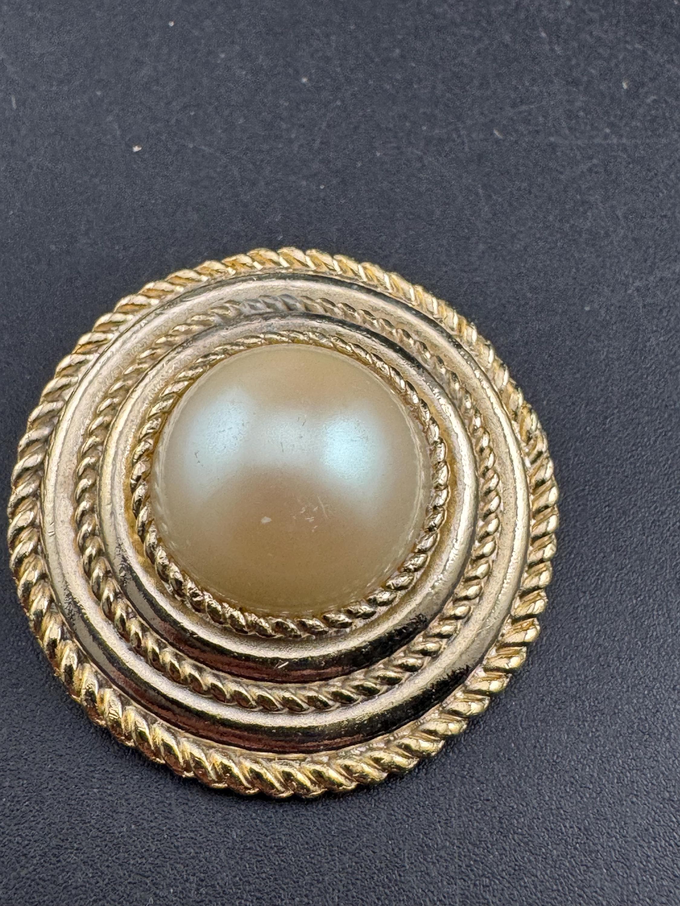 Etruscan Gold faux pearl round Scarf ring, rope edge 1980s clip