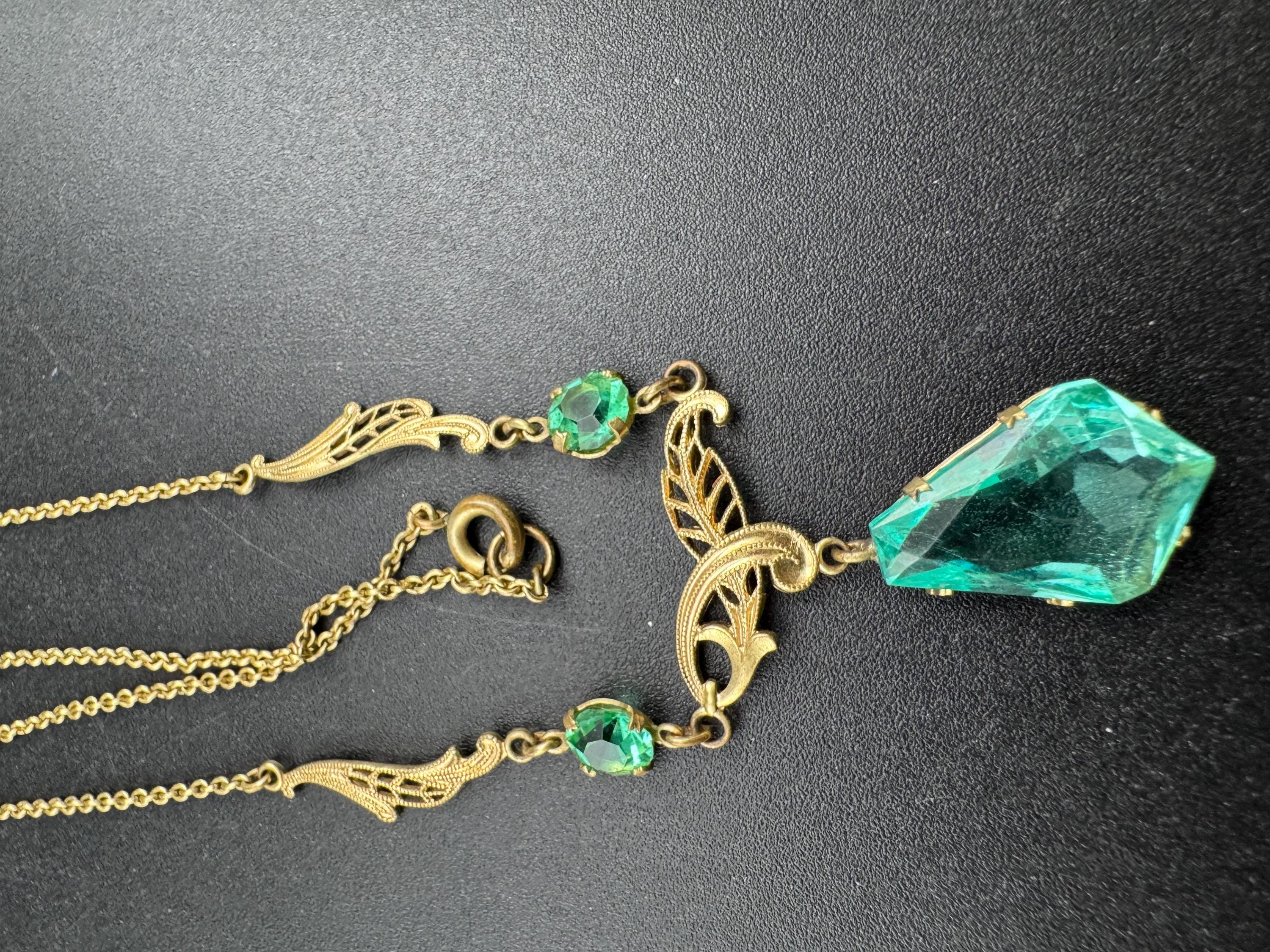 Rolled gold Art Deco emerald green teardrop pendant drop Necklace Antique
