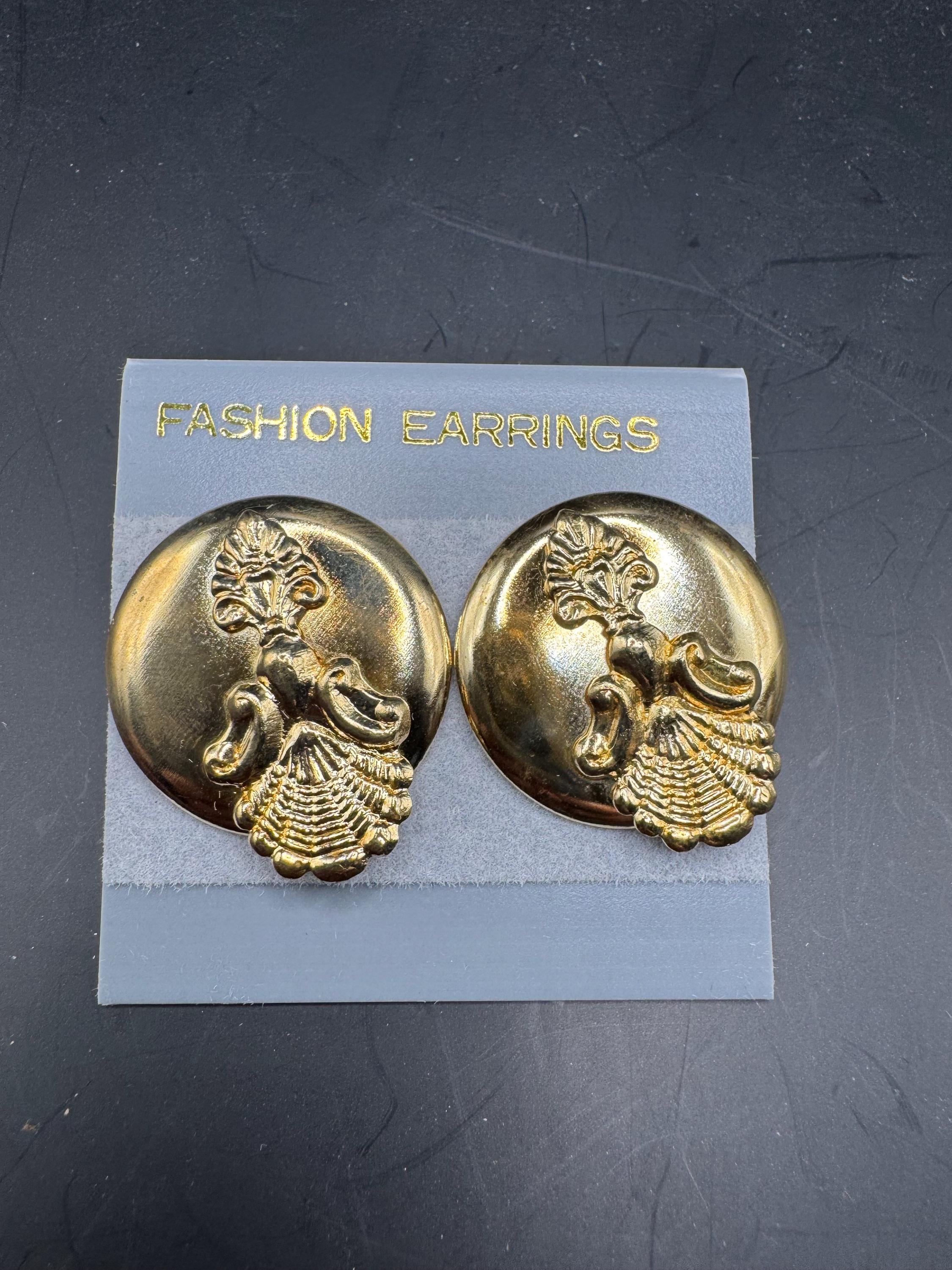 3cm gold ornate disc button stud earrings, oversized embossed metal 1980s for pierced ears