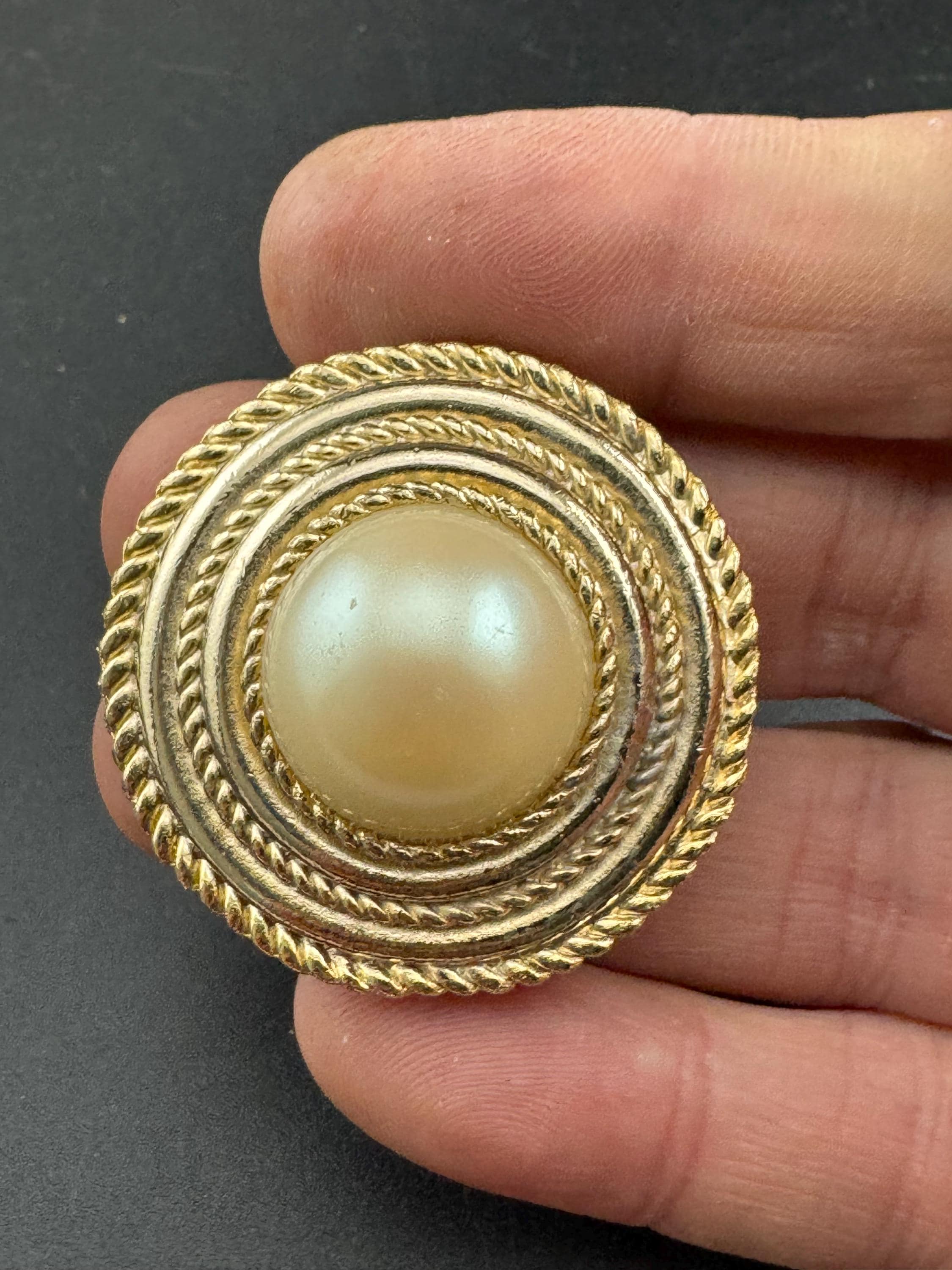 Etruscan Gold faux pearl round Scarf ring, rope edge 1980s clip