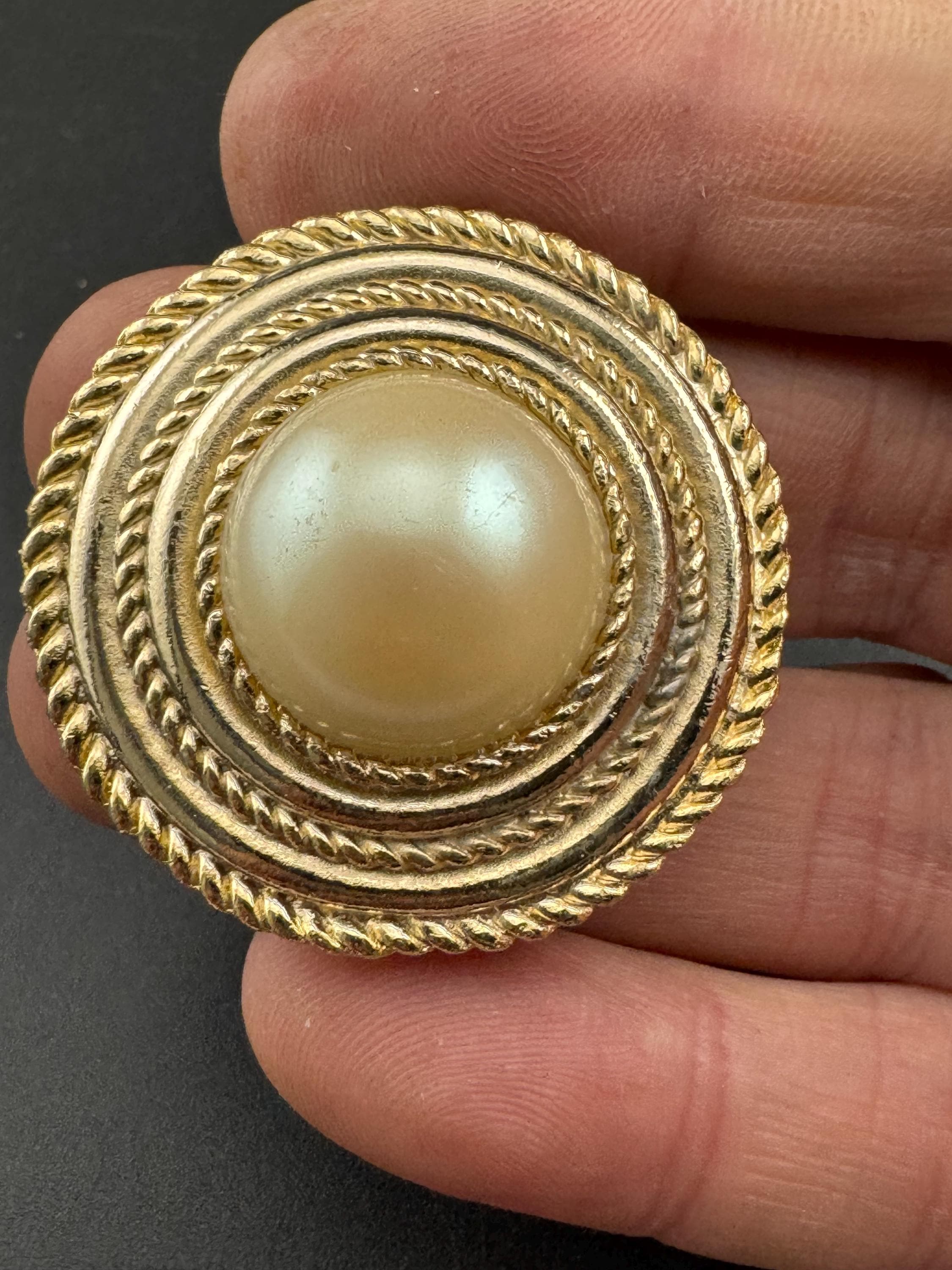 Etruscan Gold faux pearl round Scarf ring, rope edge 1980s clip