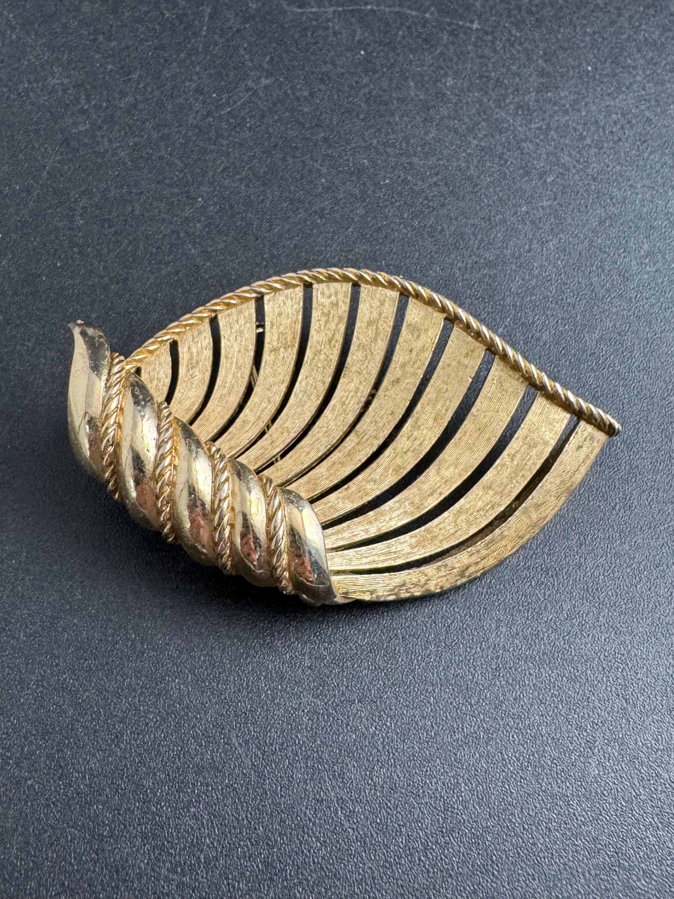 Crown Trifari stylised seashell brooch, gold plated 6cm signed