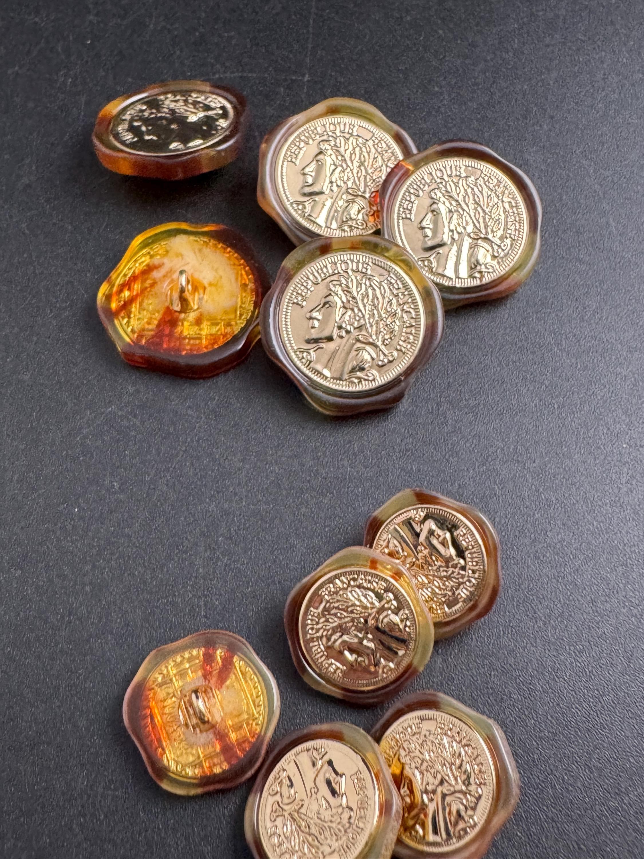 Gold coin buttons tortoiseshell light brown acrylic surround, choose size 25mm or 18mm ( 5pcs)