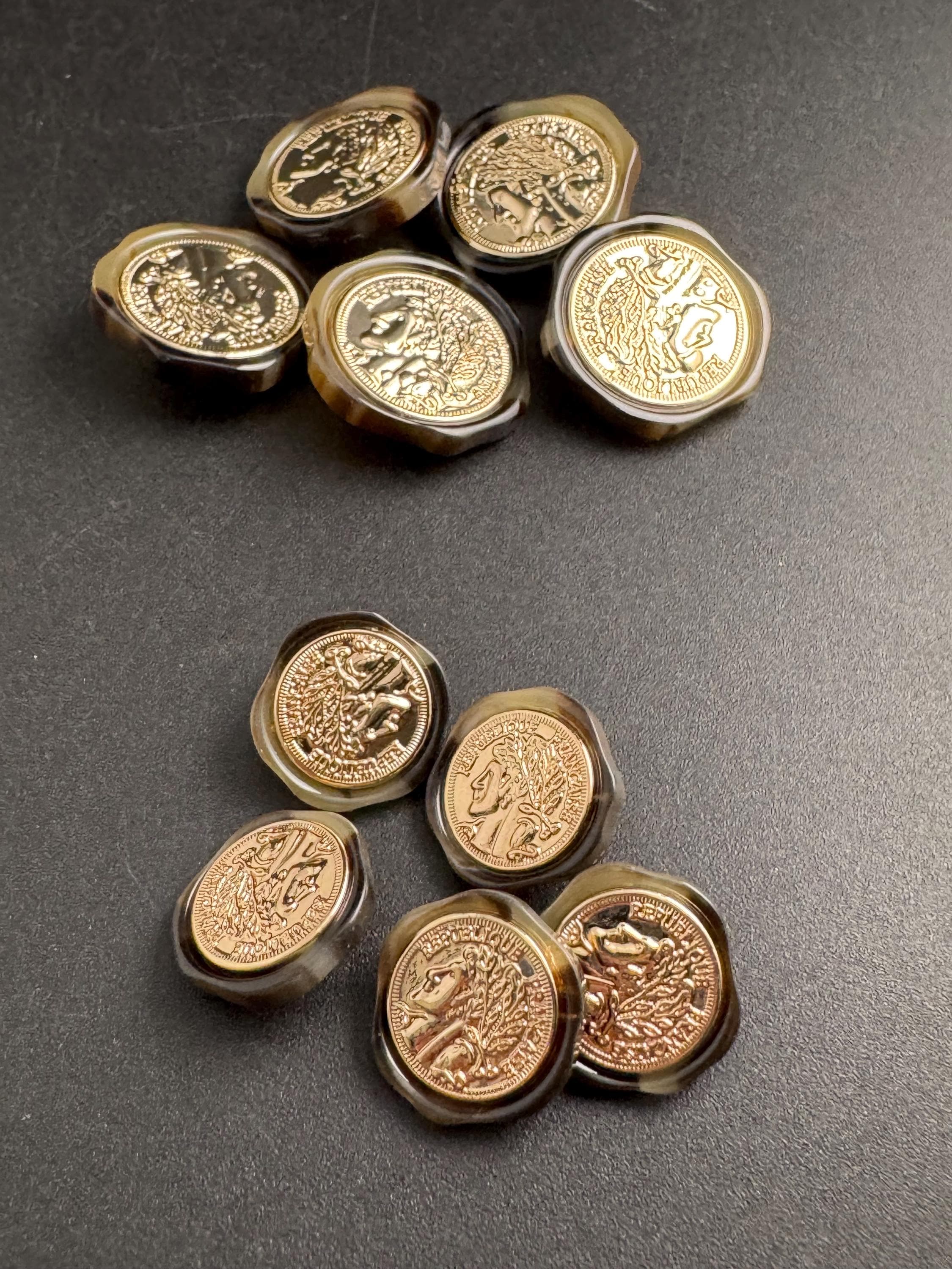 Gold coin buttons tortoiseshell mid brown acrylic surround, choose size 25mm or 18mm ( 5pcs)