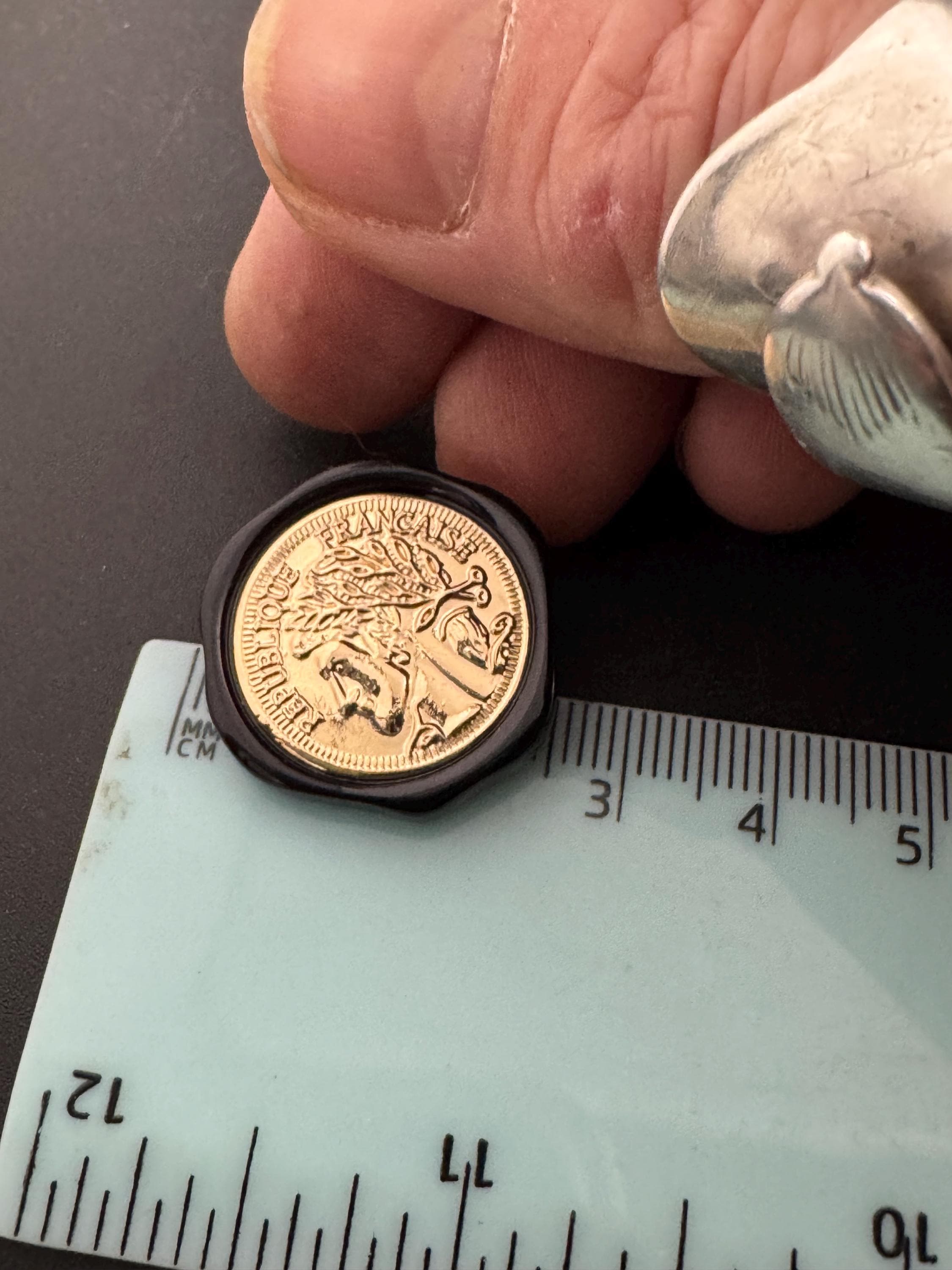 Gold coin buttons tortoiseshell black acrylic surround, choose size 25mm or 18mm ( 5pcs)