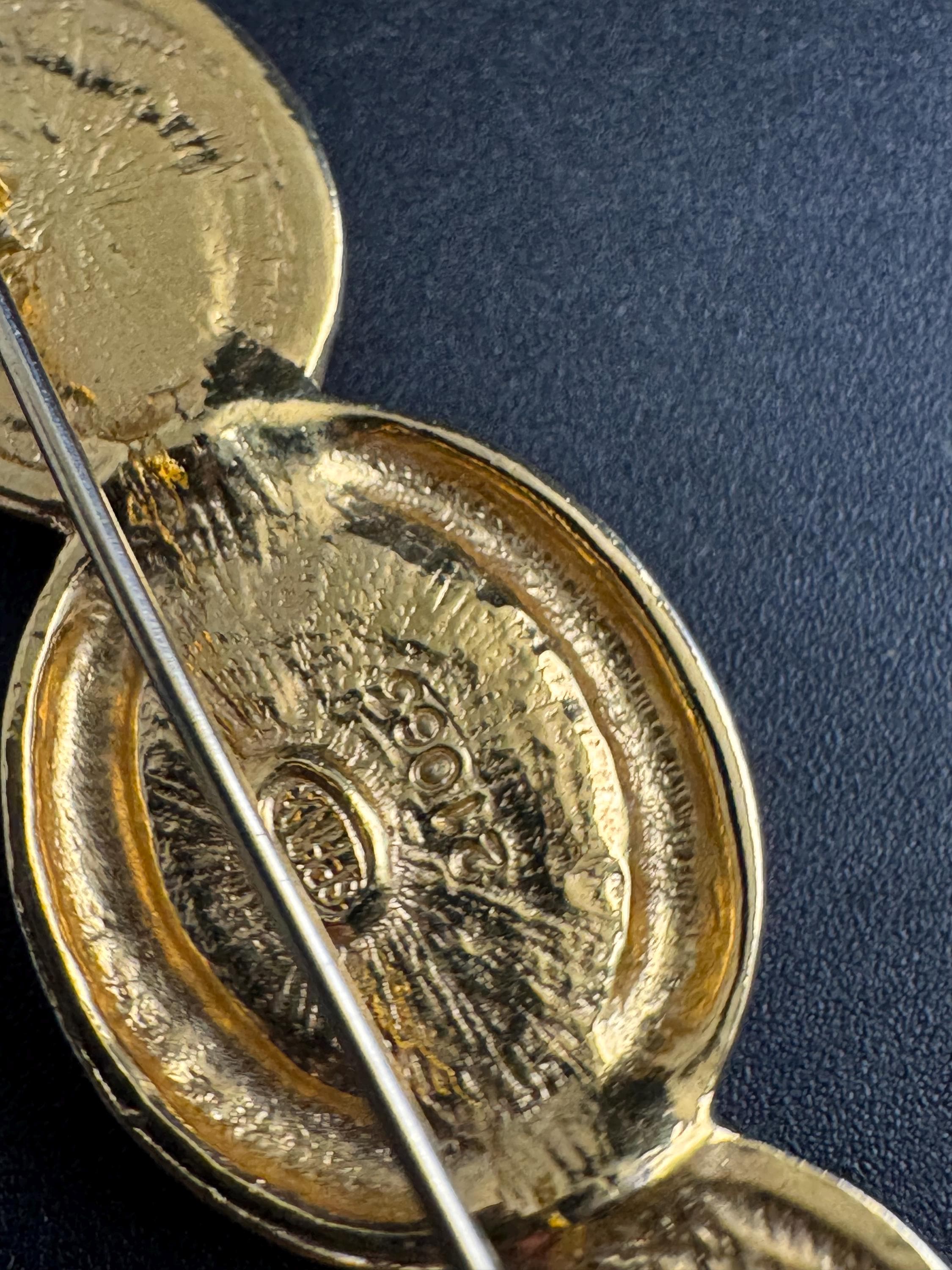 Sphinx pearl cabochon bar brooch 80s, signed vintage gold tone