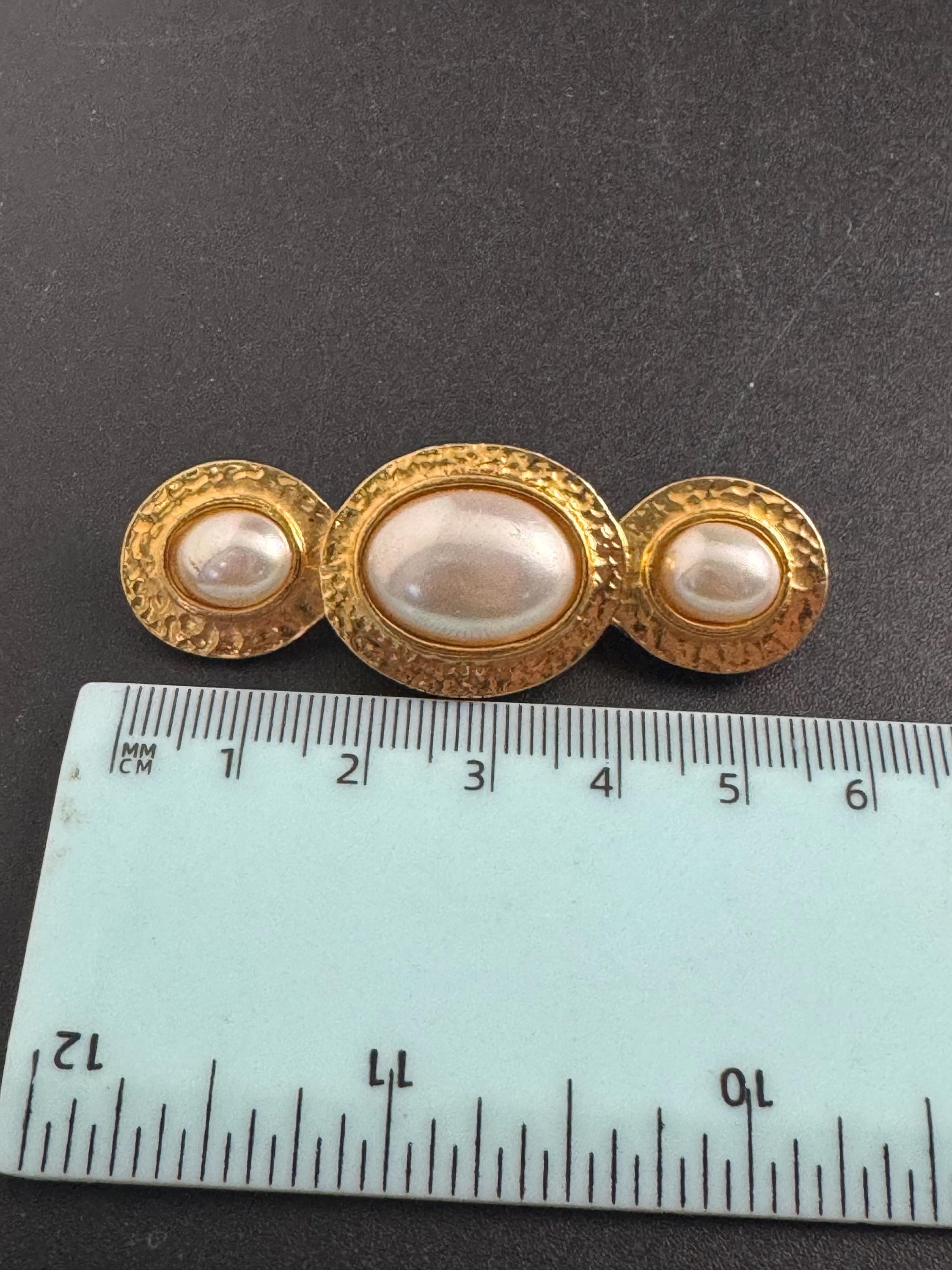 Sphinx pearl cabochon bar brooch 80s, signed vintage gold tone