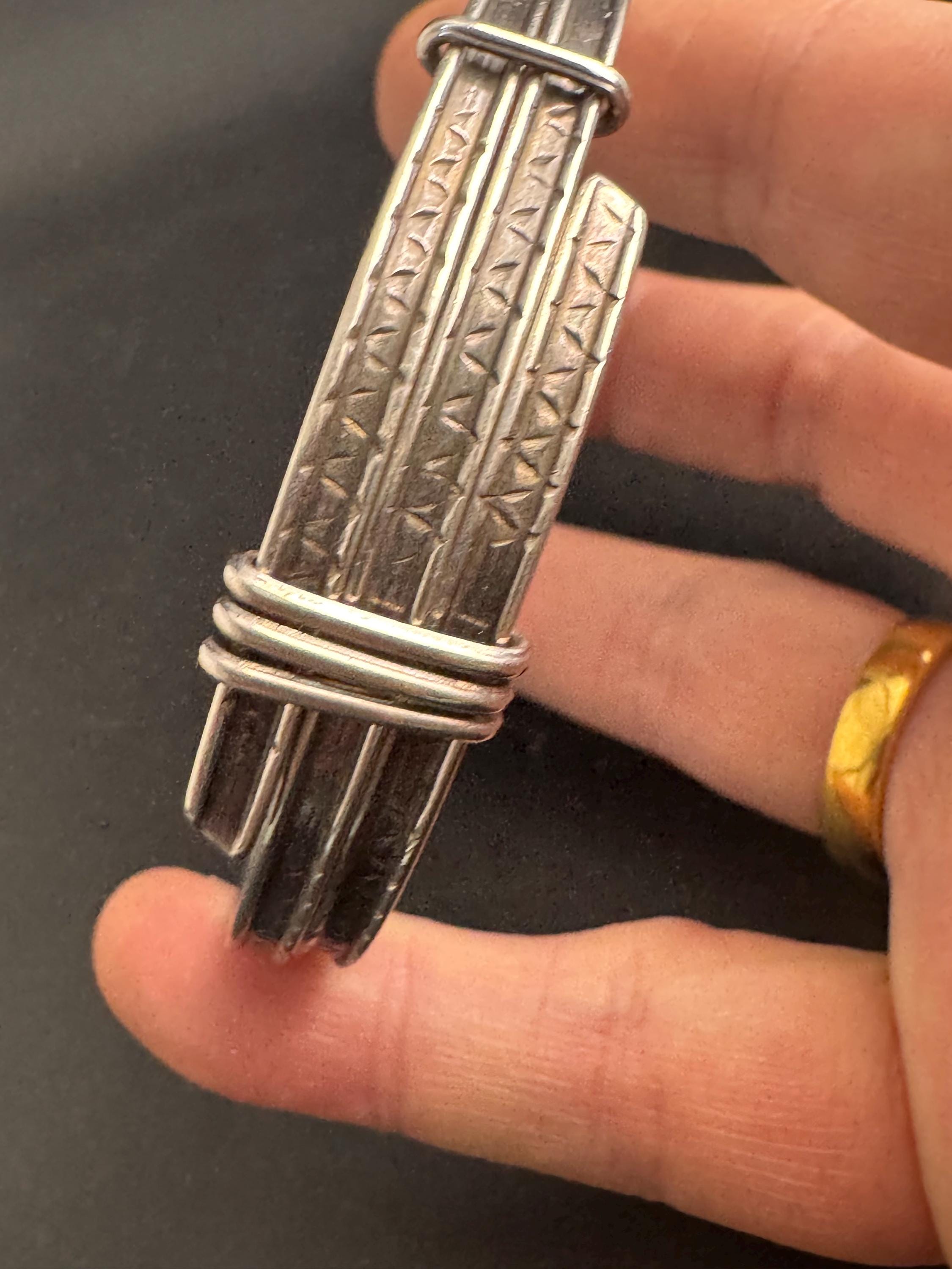 925 Sterling silver modernist bangle, adjustable fit 21.9 grams