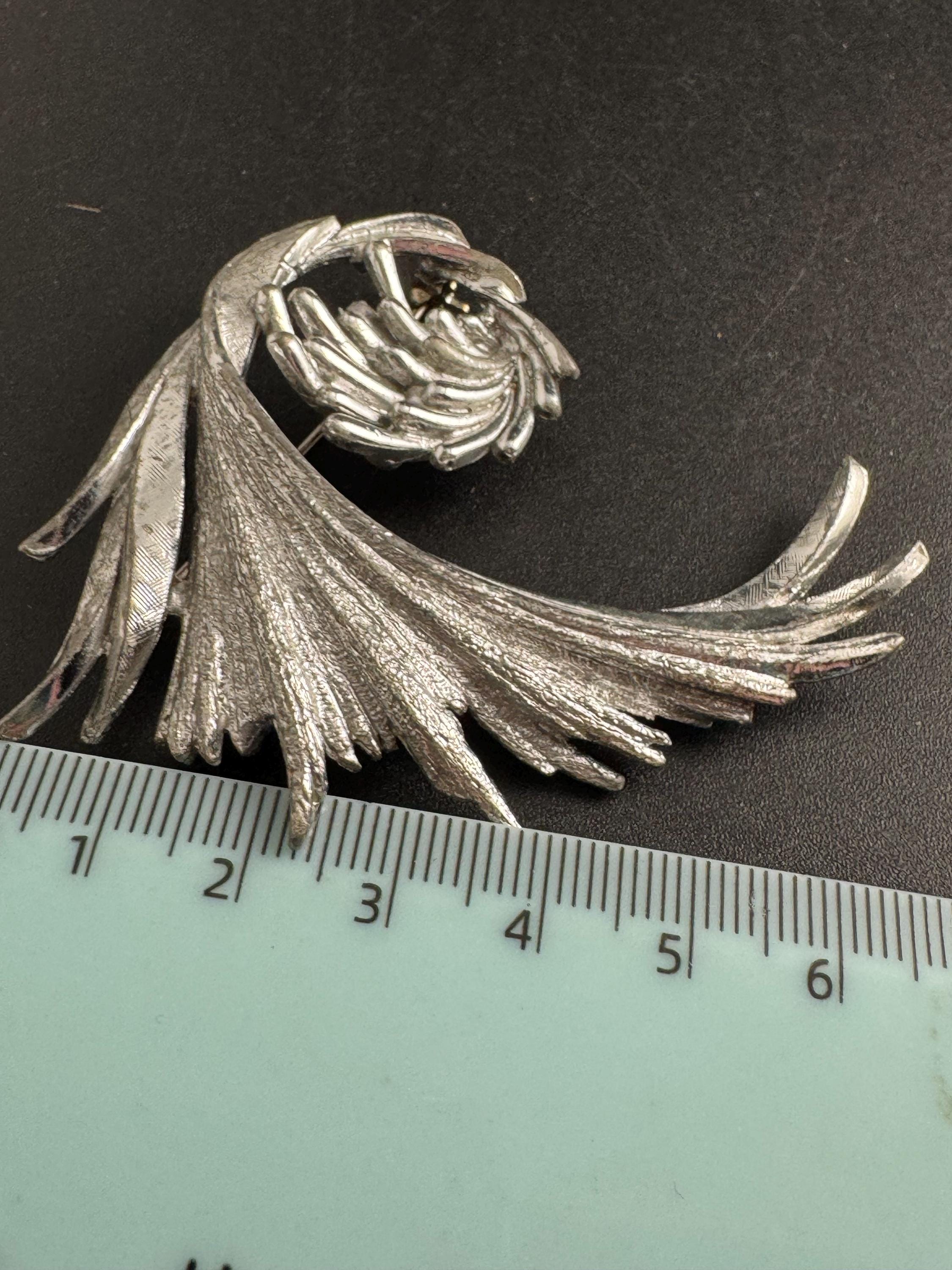 Exquisite large silver brooch, signed modernist swirl design (7cm)