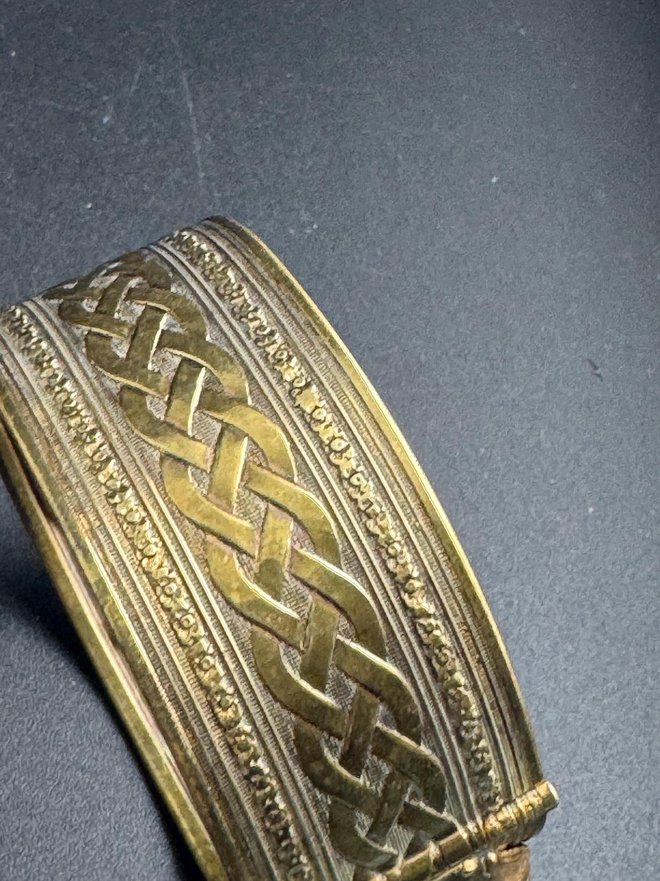 Victorian repousse work bangle : wide brass floral