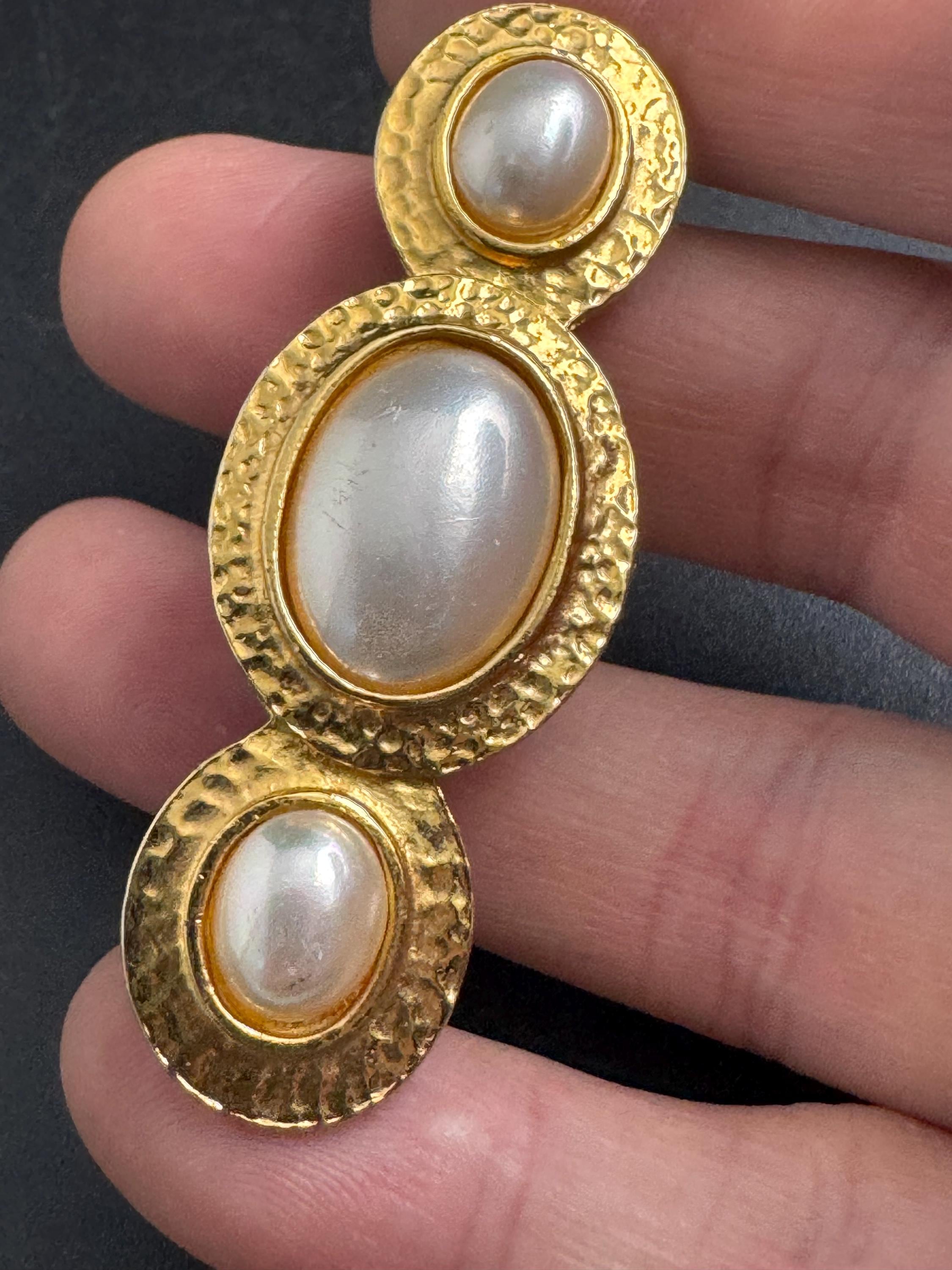 Sphinx pearl cabochon bar brooch 80s, signed vintage gold tone