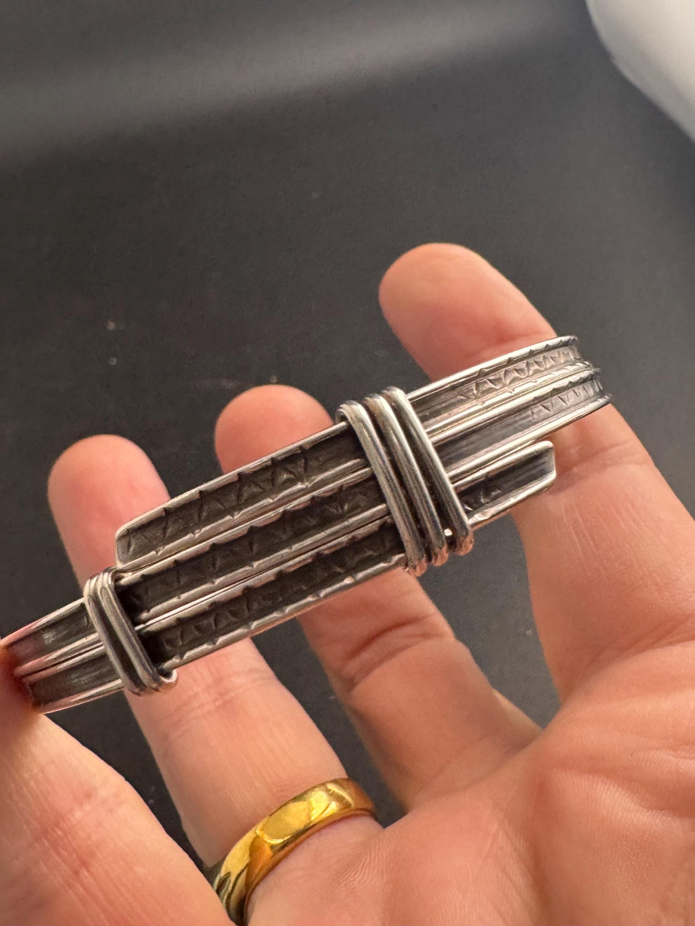 925 Sterling silver modernist bangle, adjustable fit 21.9 grams