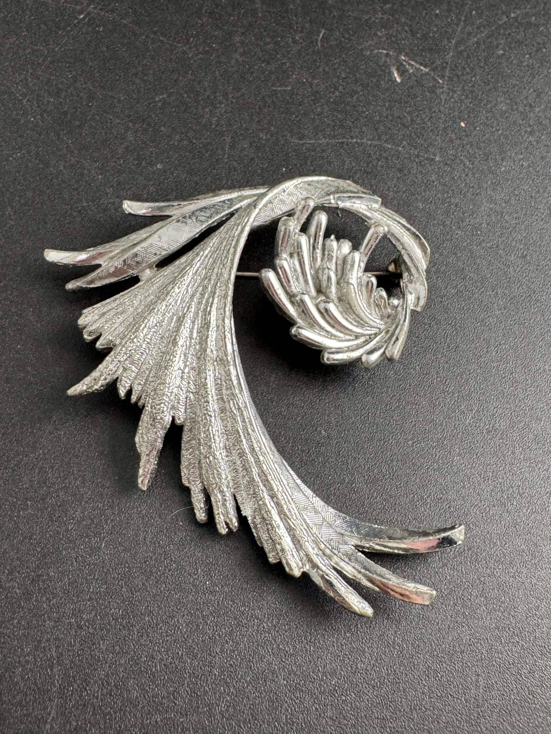 Exquisite large silver brooch, signed modernist swirl design (7cm)