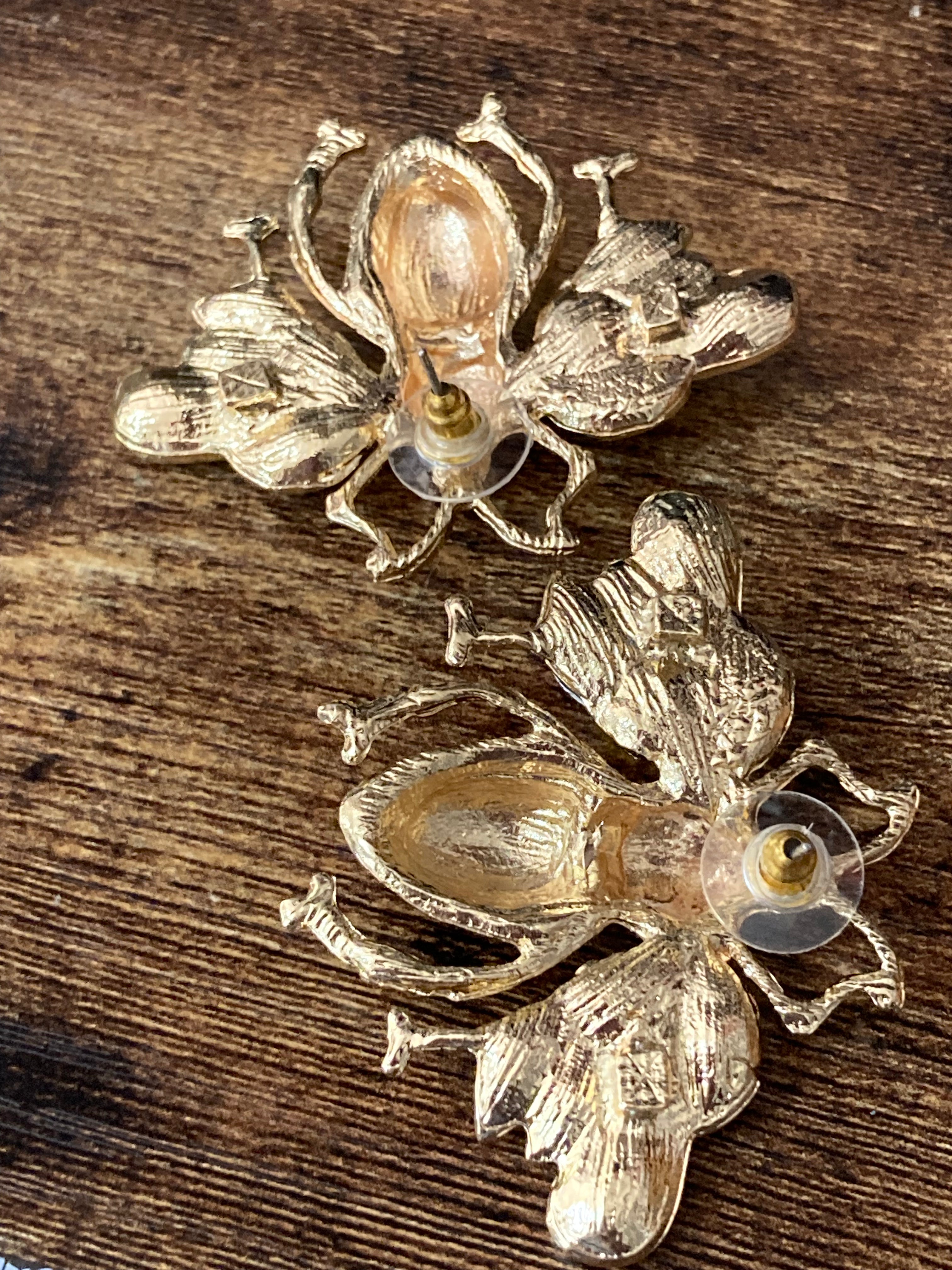 Oversized bee earrings black and gold