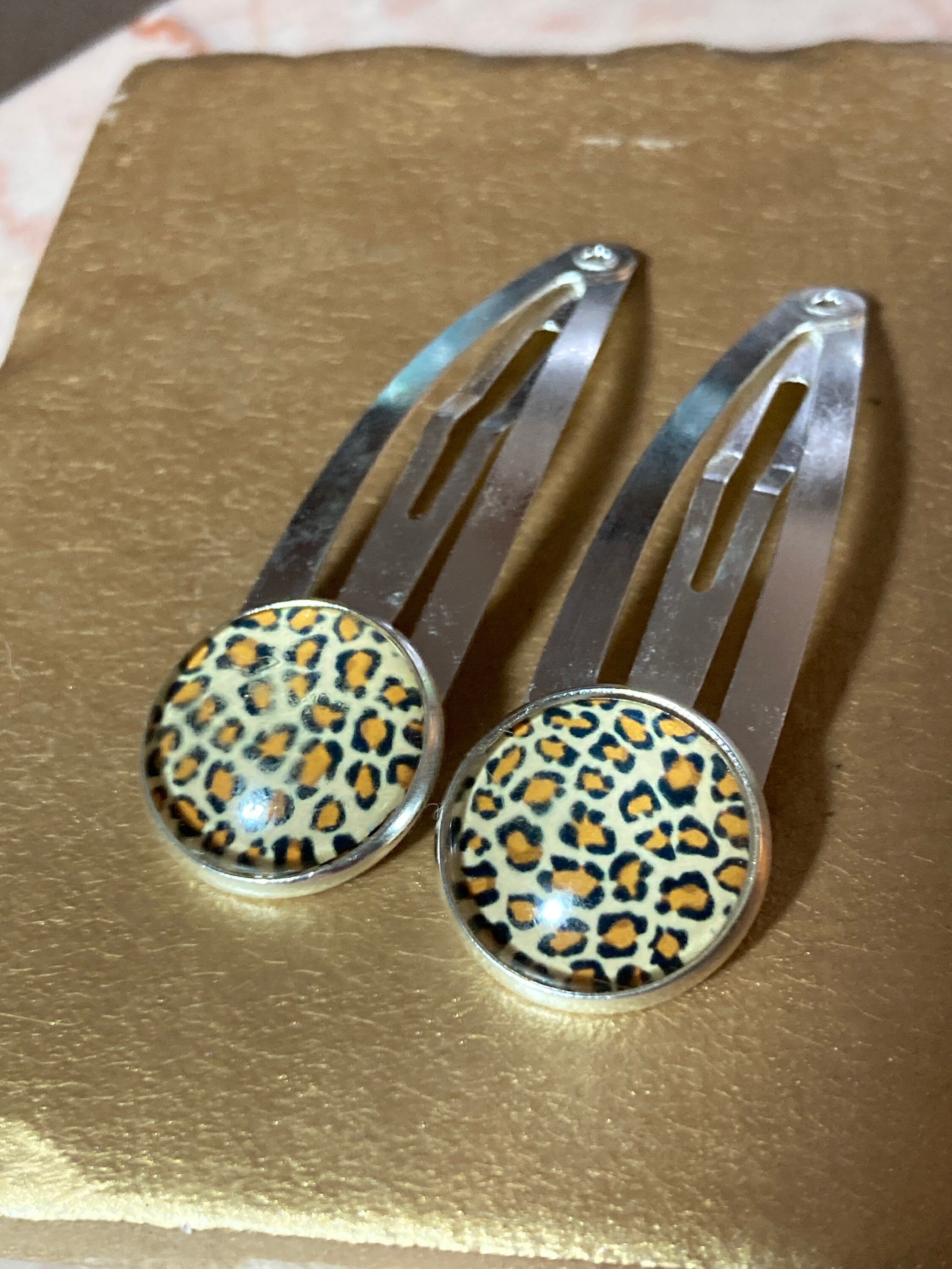 16mm round pair of animal leopard print hair clips silver tone