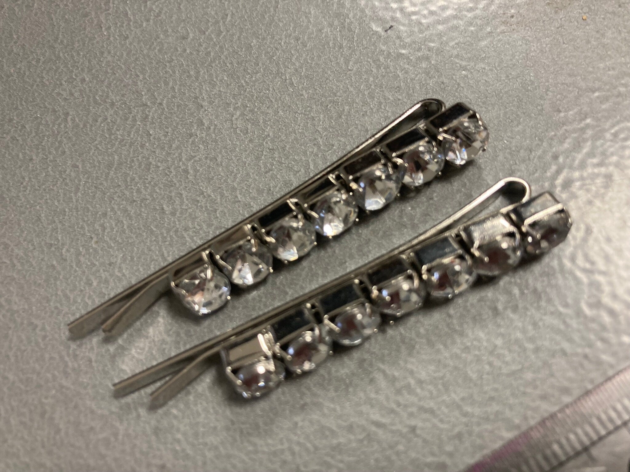 Vintage pair of clear diamanté silver tone rhinestone crystal hair slides