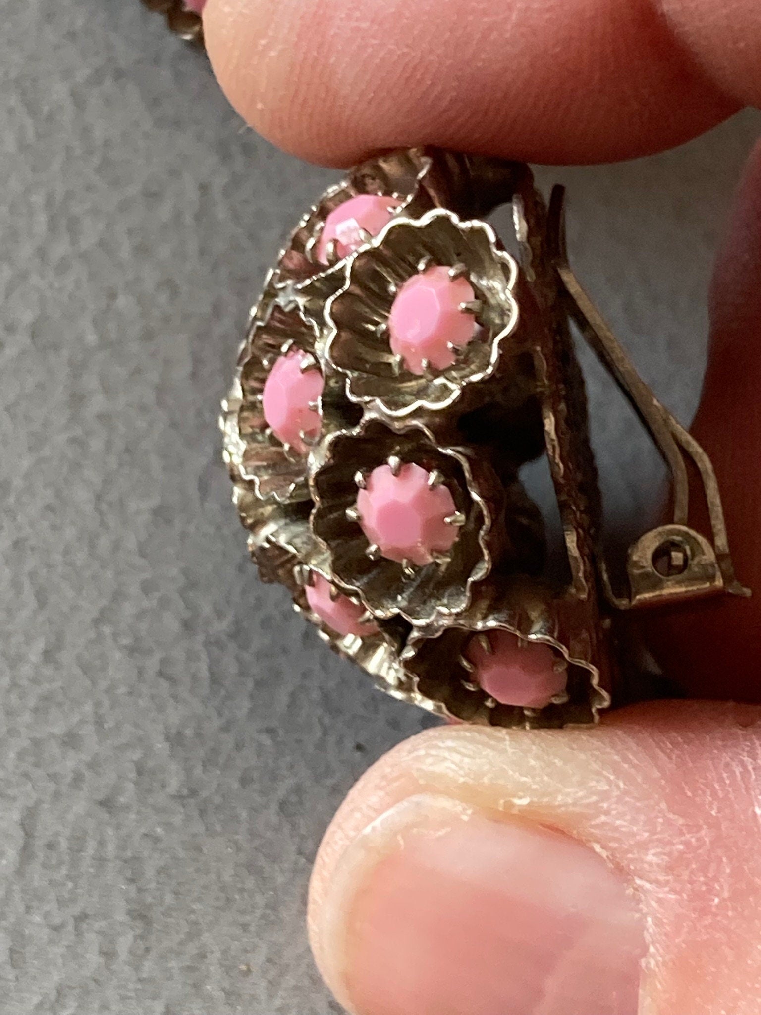 Vintage atomic silver tone salmon pink glass diamanté clip on domed earrings