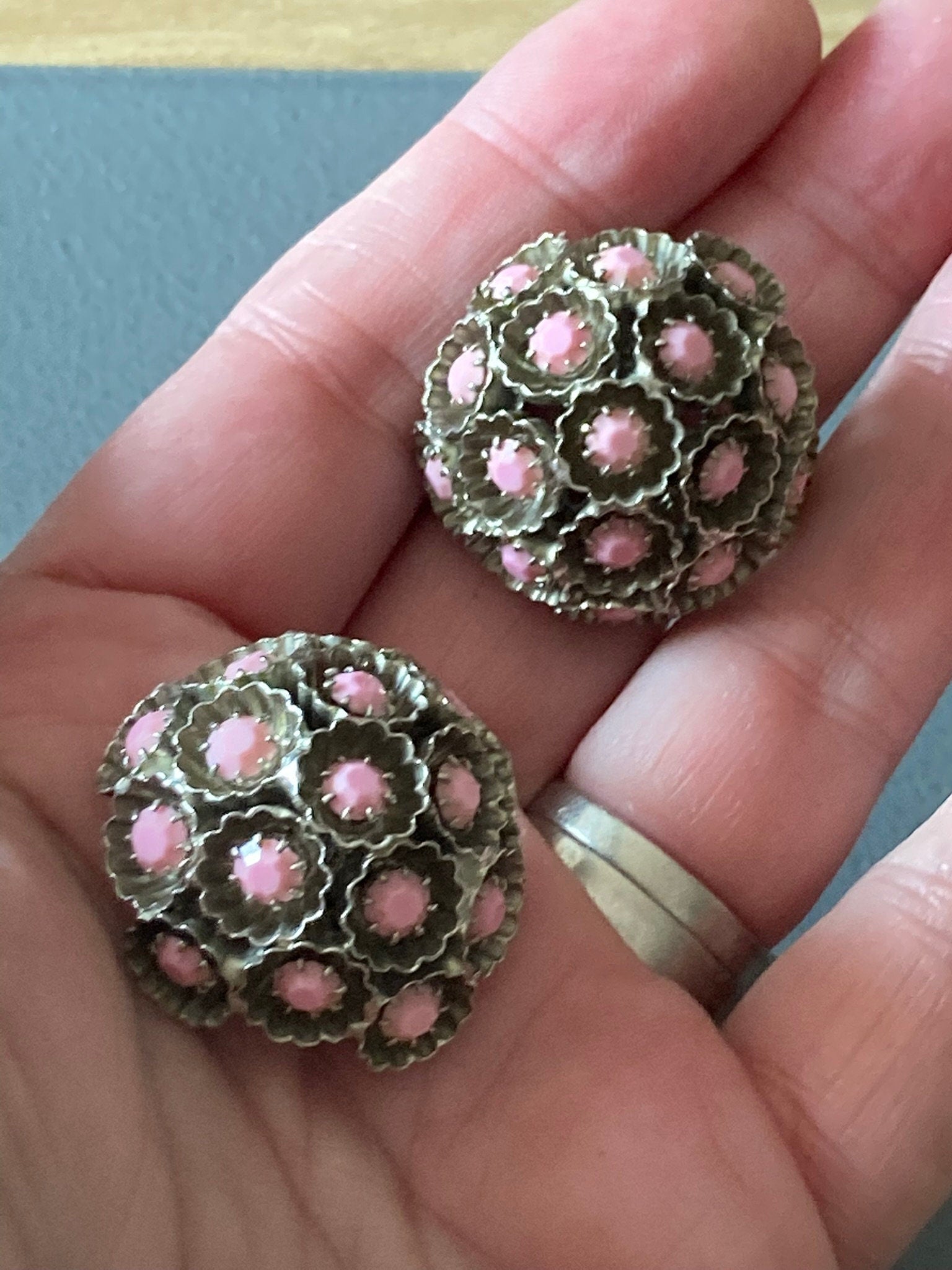Vintage atomic silver tone salmon pink glass diamanté clip on domed earrings