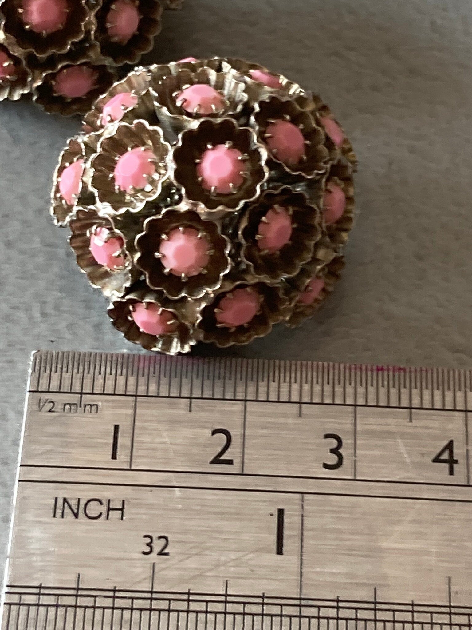 Vintage atomic silver tone salmon pink glass diamanté clip on domed earrings