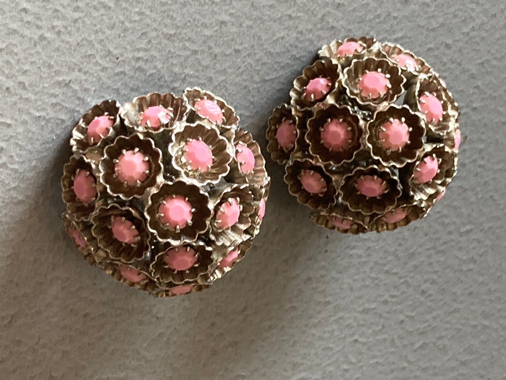 Vintage atomic silver tone salmon pink glass diamanté clip on domed earrings
