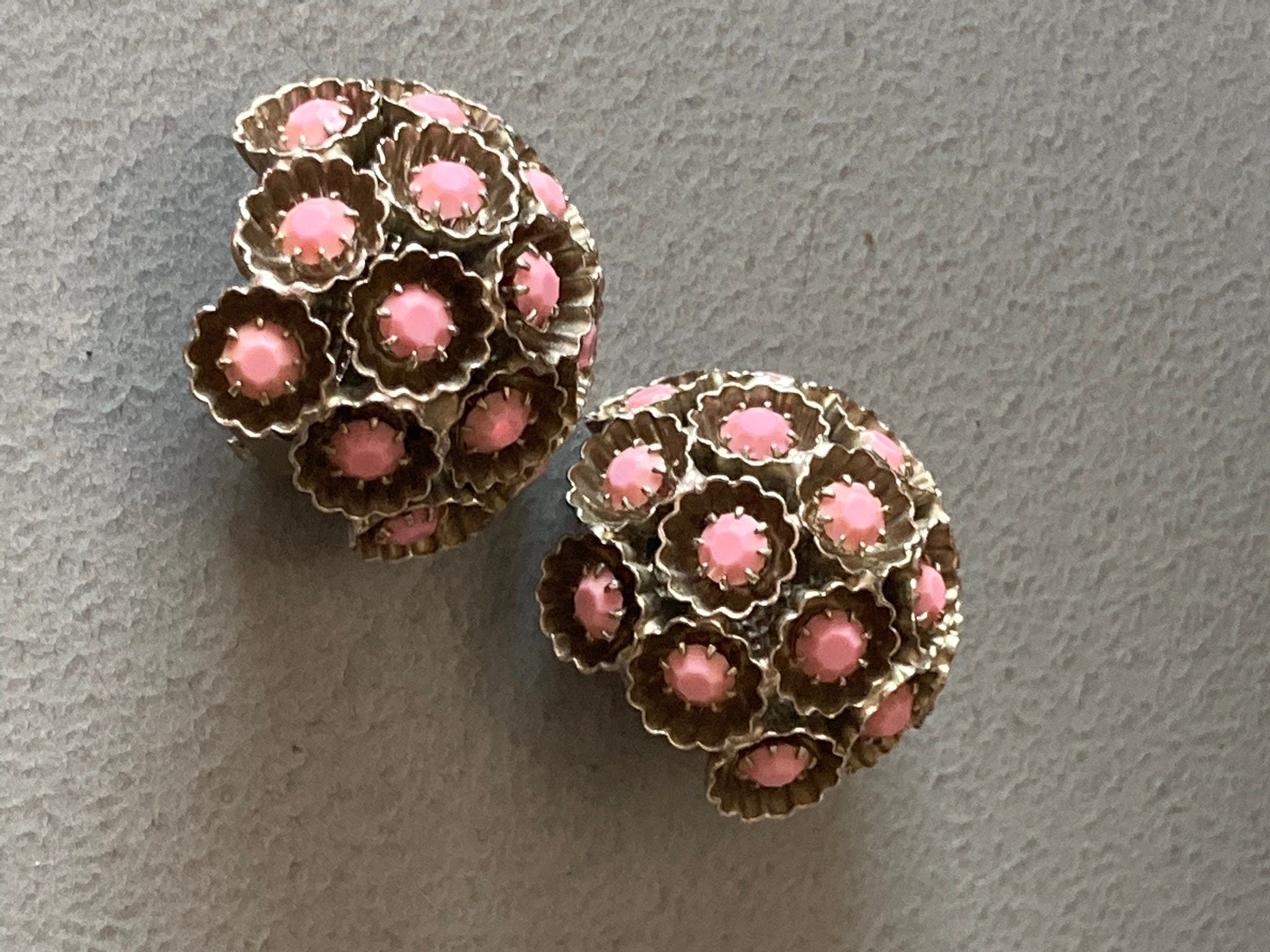Vintage atomic silver tone salmon pink glass diamanté clip on domed earrings