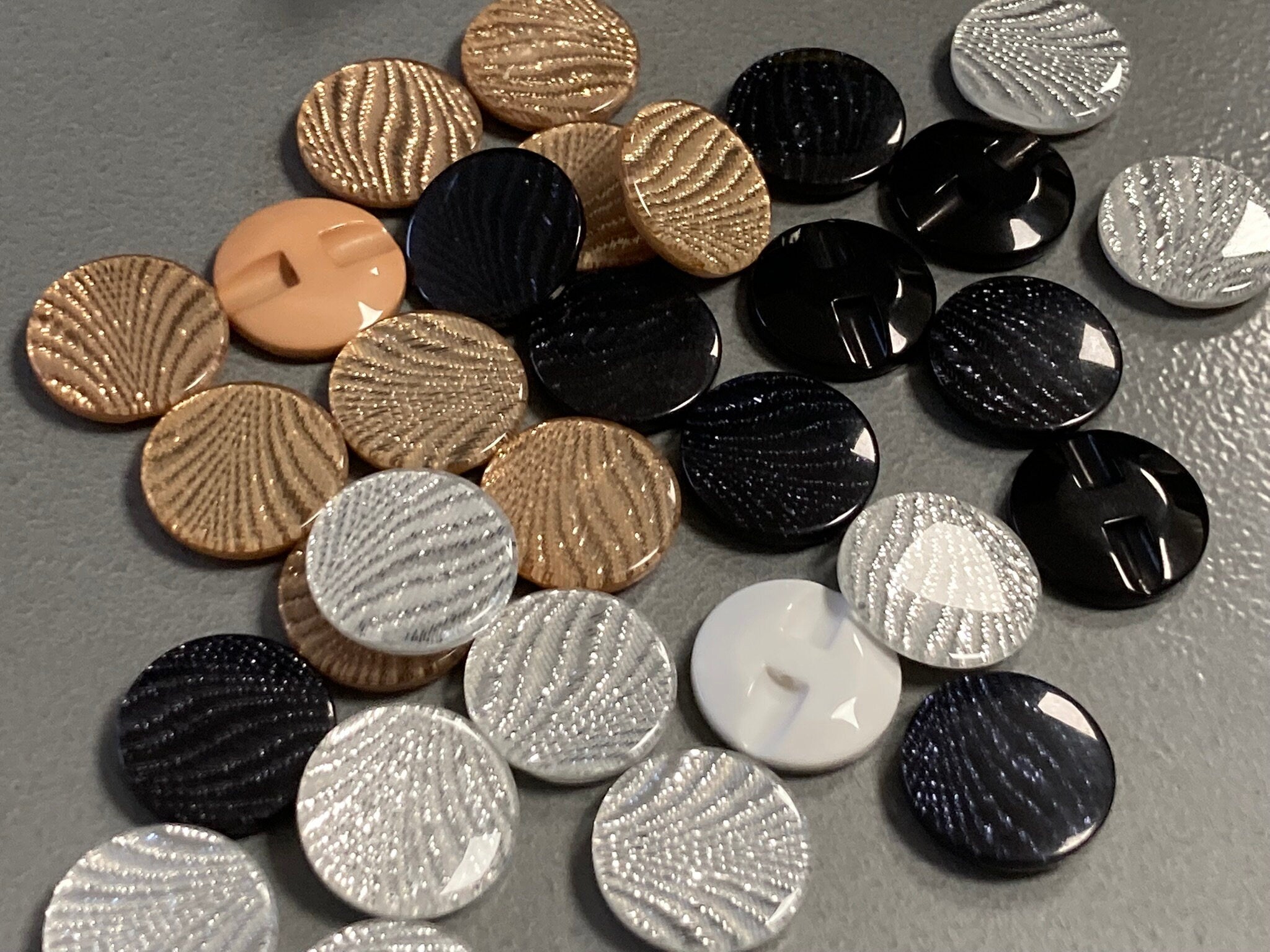 Set of 10 x 21mm plastic BLACK textured buttons silver glittery