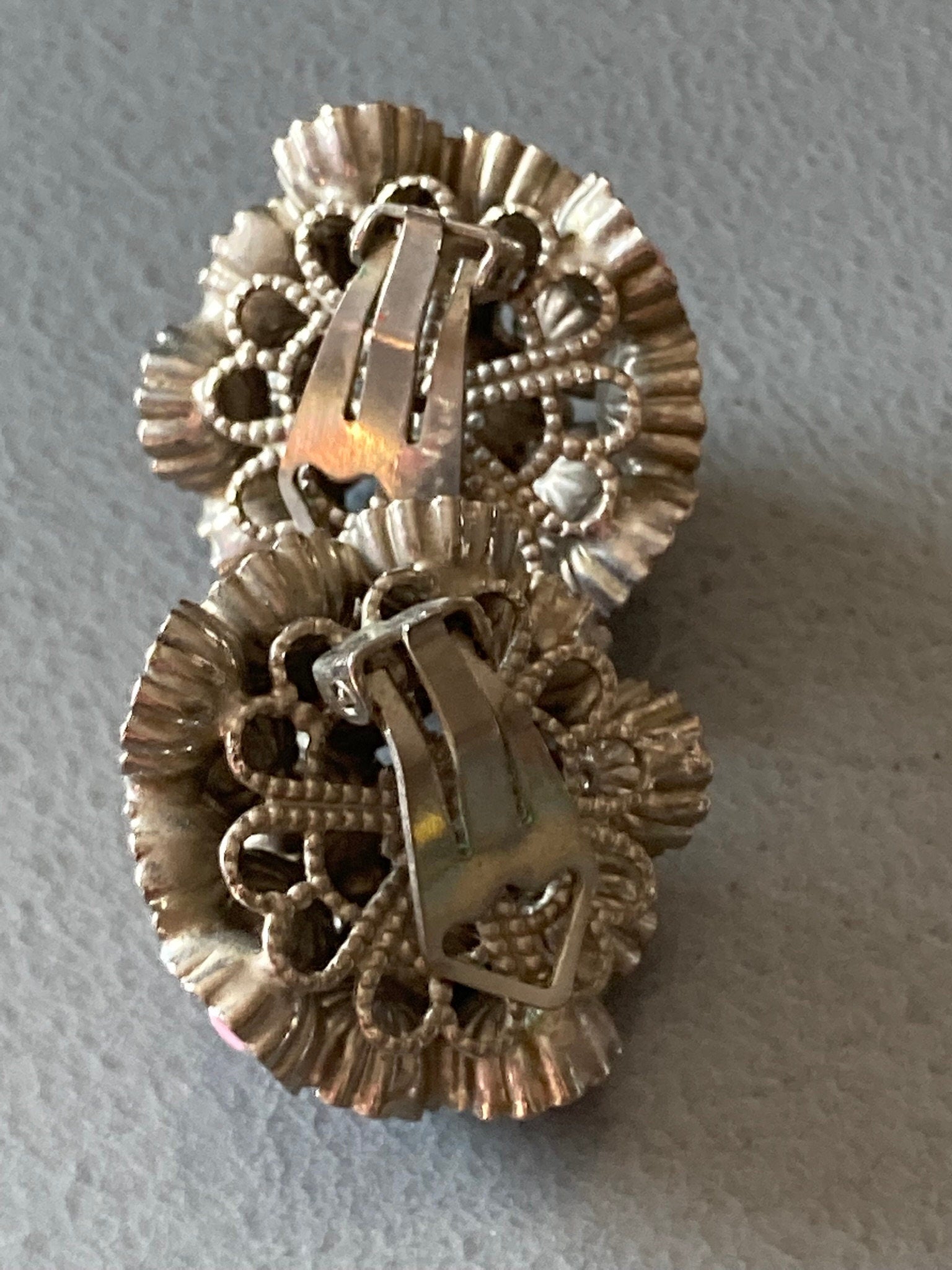 Vintage atomic silver tone salmon pink glass diamanté clip on domed earrings