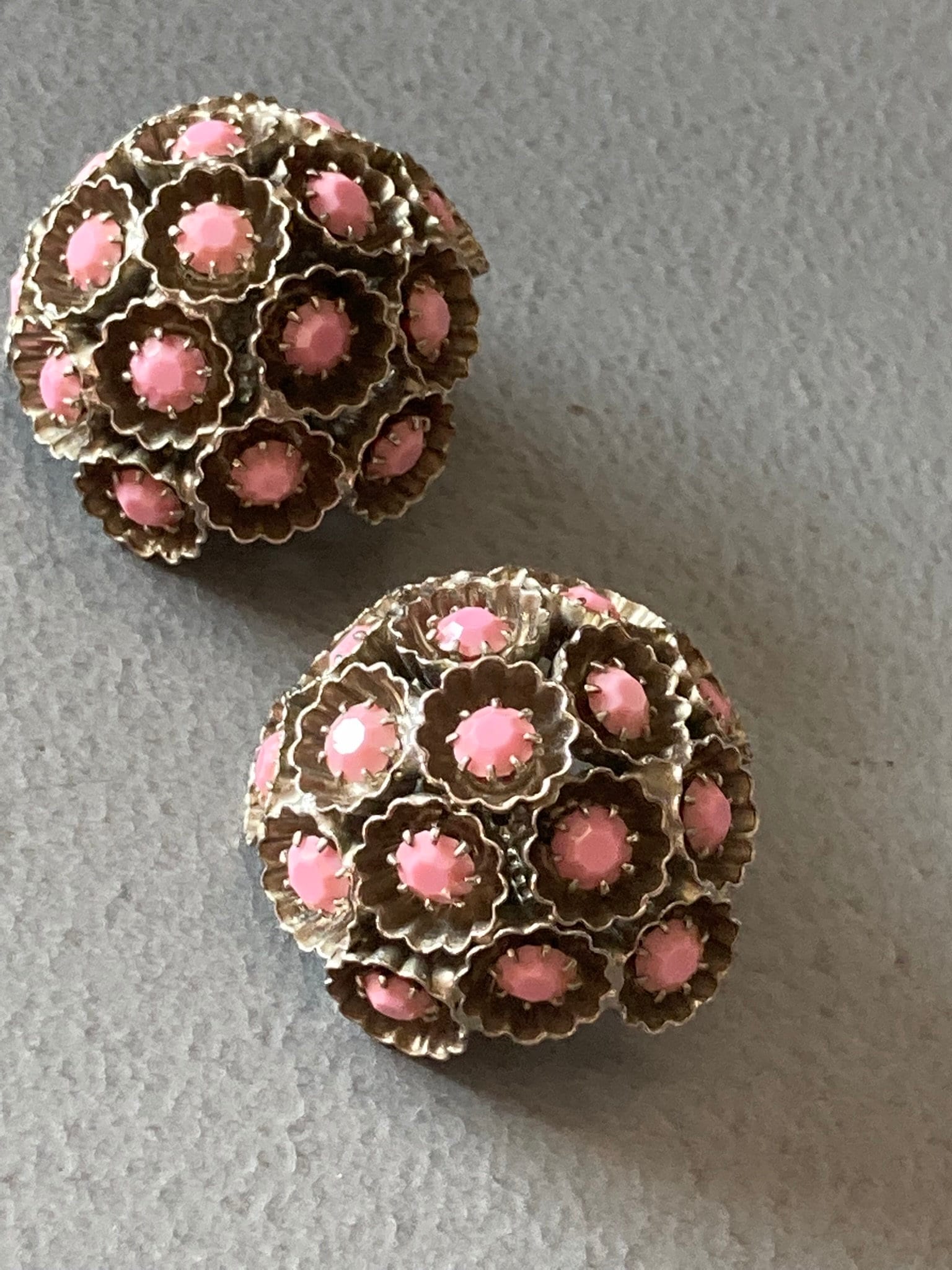 Vintage atomic silver tone salmon pink glass diamanté clip on domed earrings