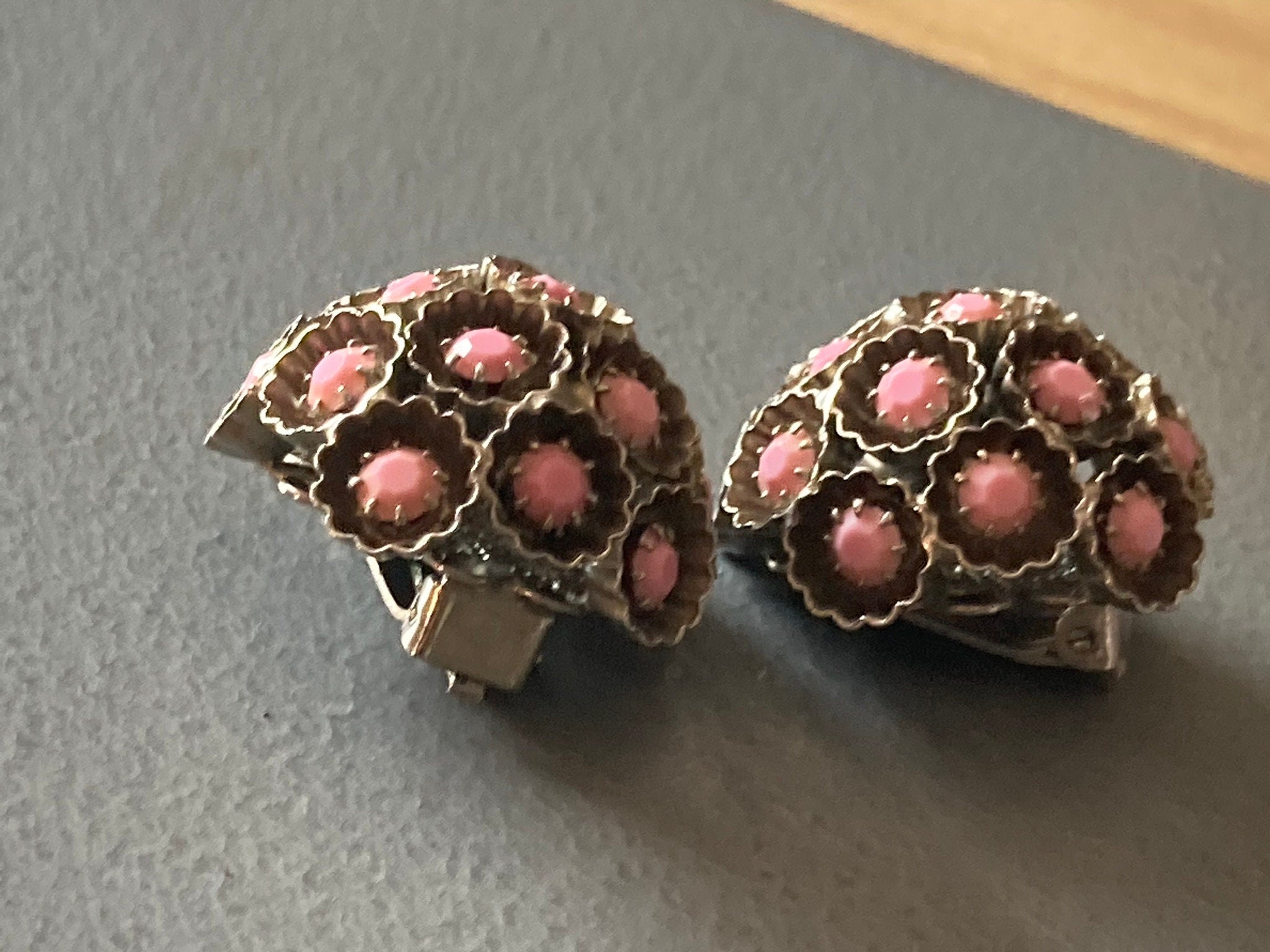 Vintage atomic silver tone salmon pink glass diamanté clip on domed earrings