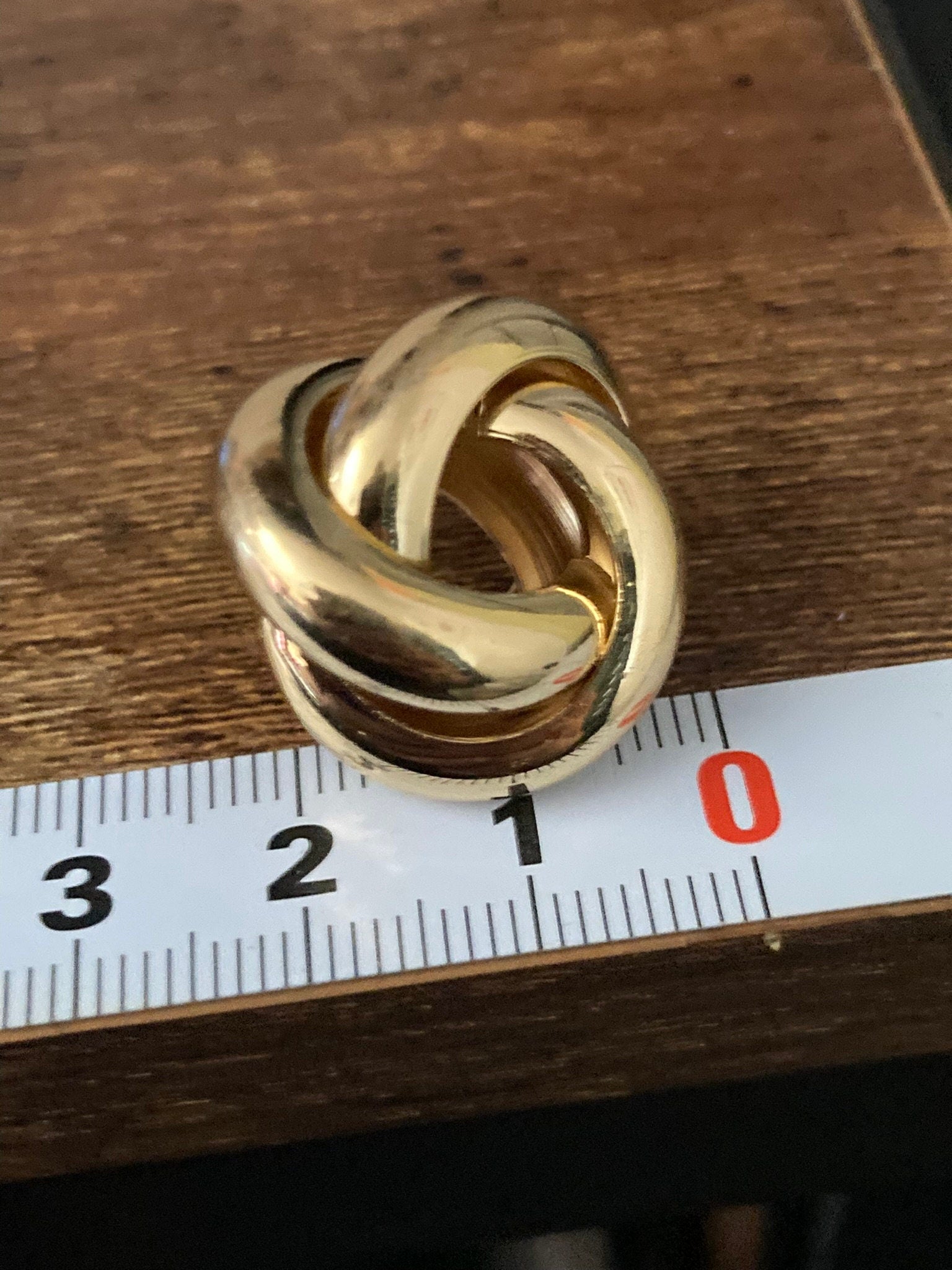 1980s style oversized 2.5cm gold tone tube knot earrings pierced ears