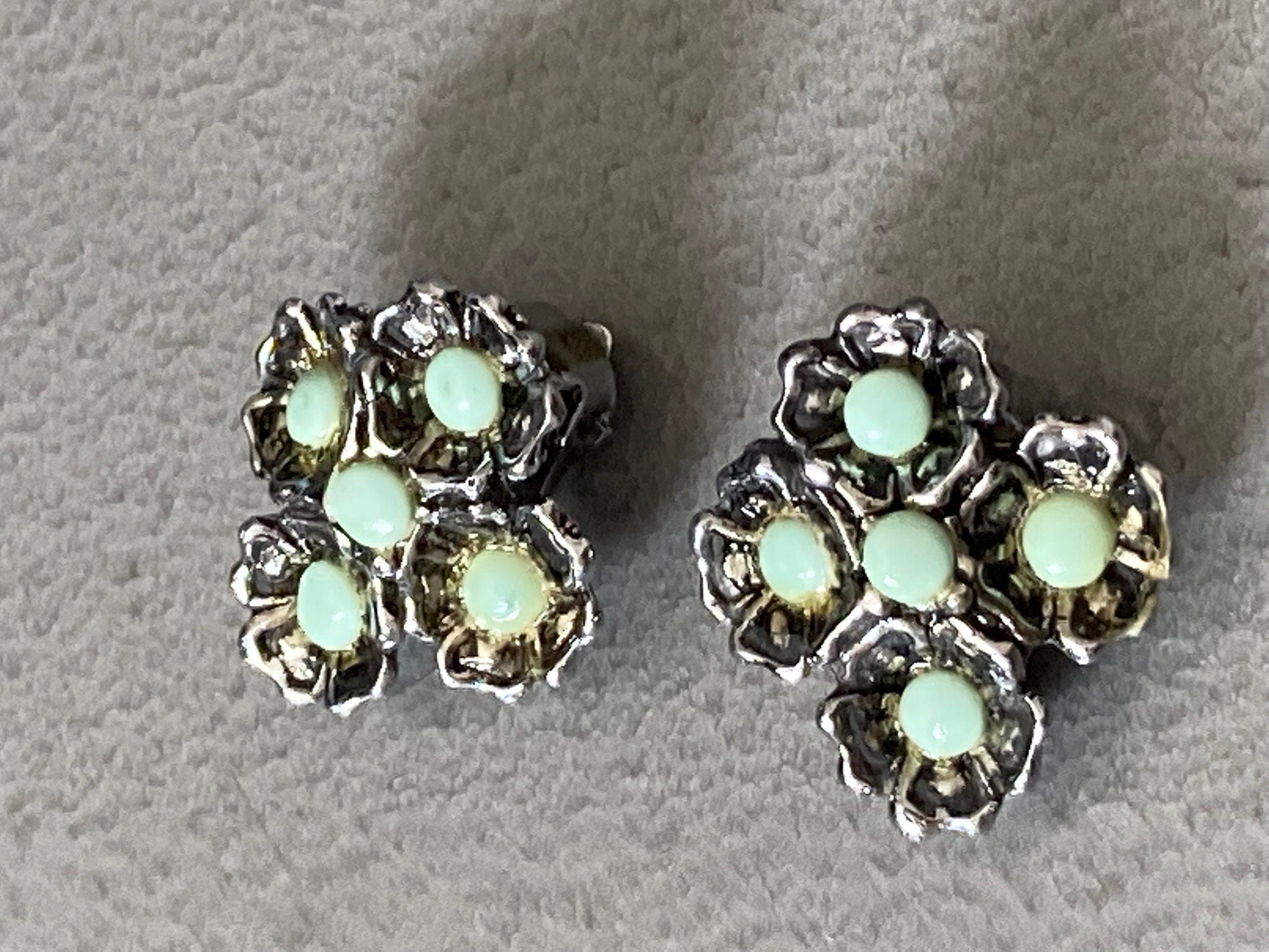 Turquoise cabochon floral clip on modernist earrings silver tone