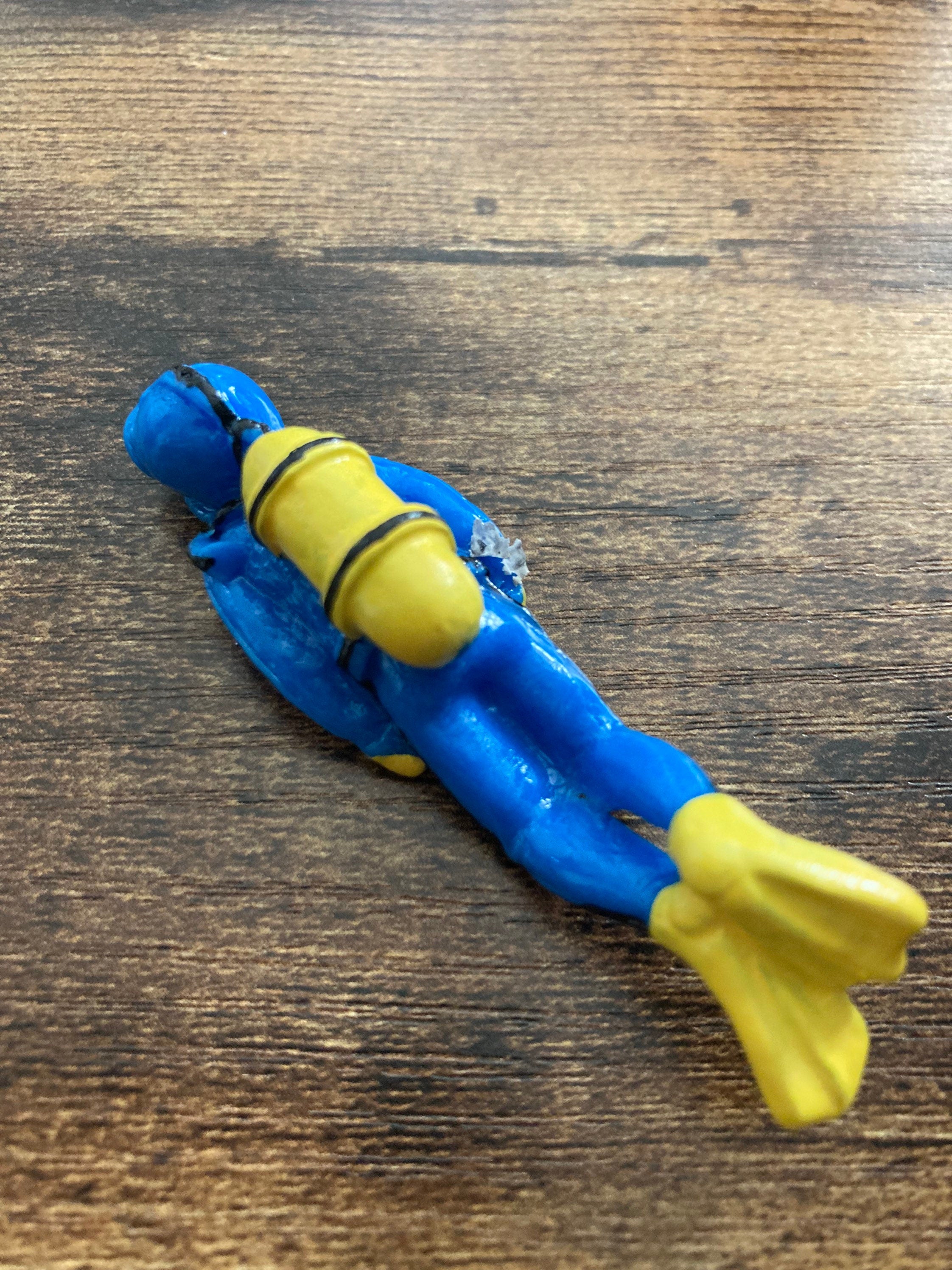 Miniature Deep Sea Diver Cake Topper: Seaside Boat Cake