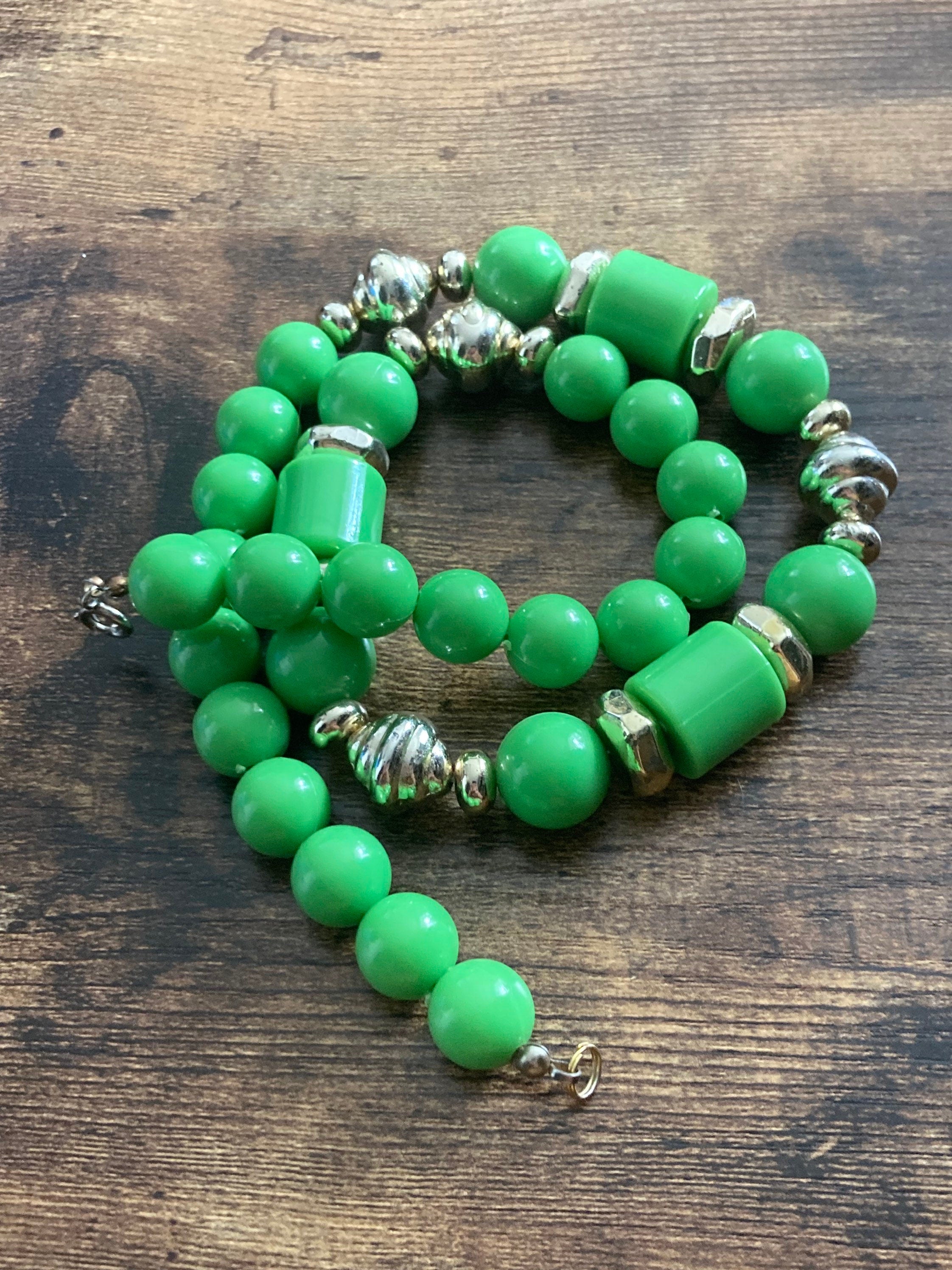 Vintage retro bright green and gold plastic beaded necklace 52cm long