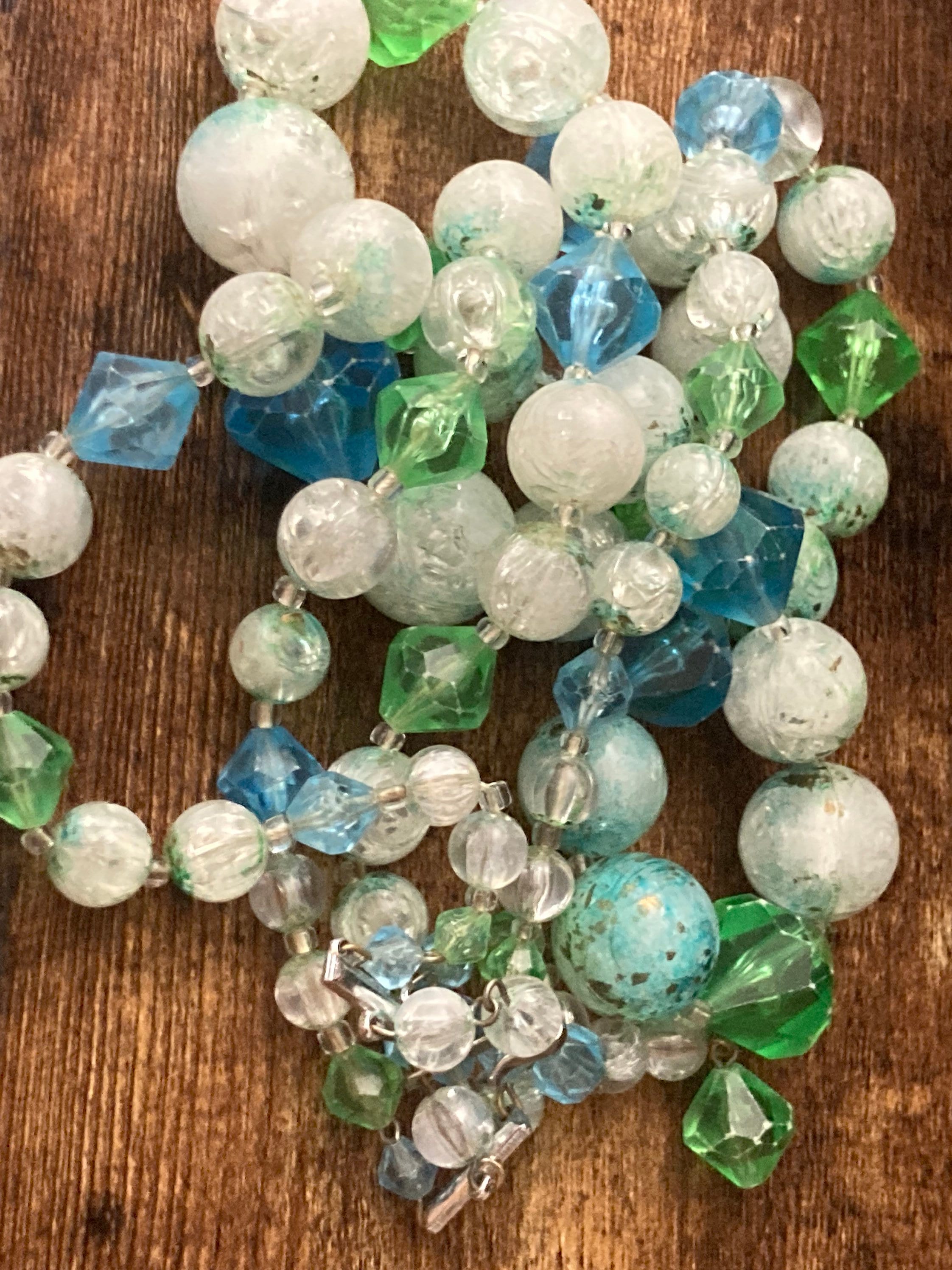 Vintage blue green and clear crackle plastic 2 row chunky beaded necklace