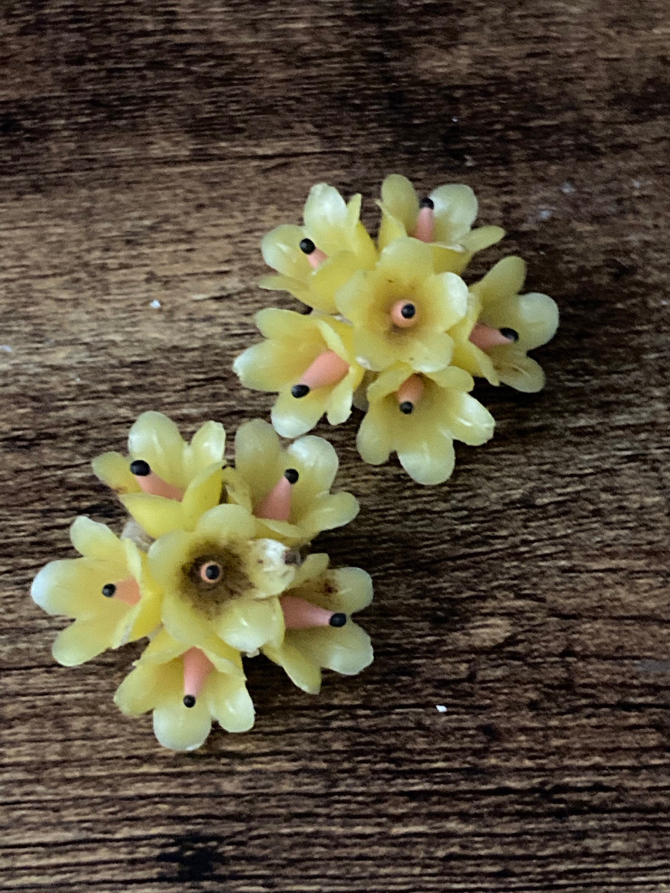 Oversized 5cm vintage yellow plastic flowers clip on mid century stud earrings