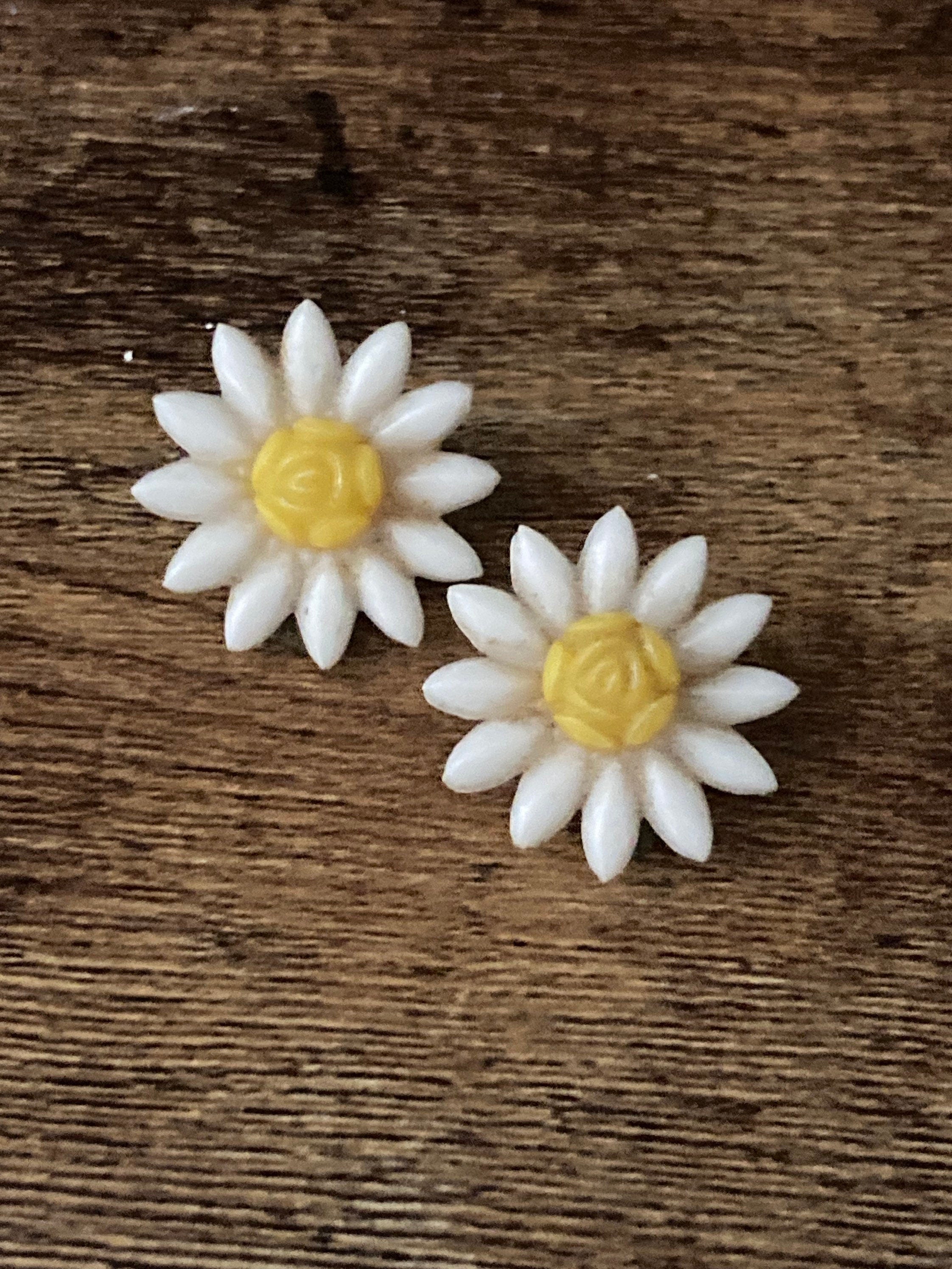 Vintage yellow white daisy plastic flowers clip on mid century stud earrings