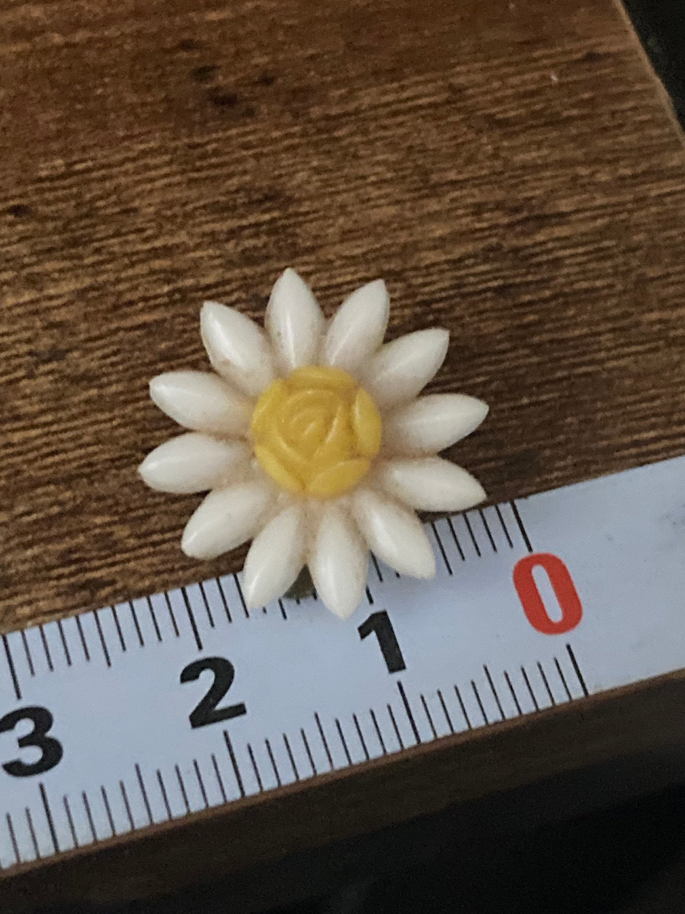 Vintage yellow white daisy plastic flowers clip on mid century stud earrings