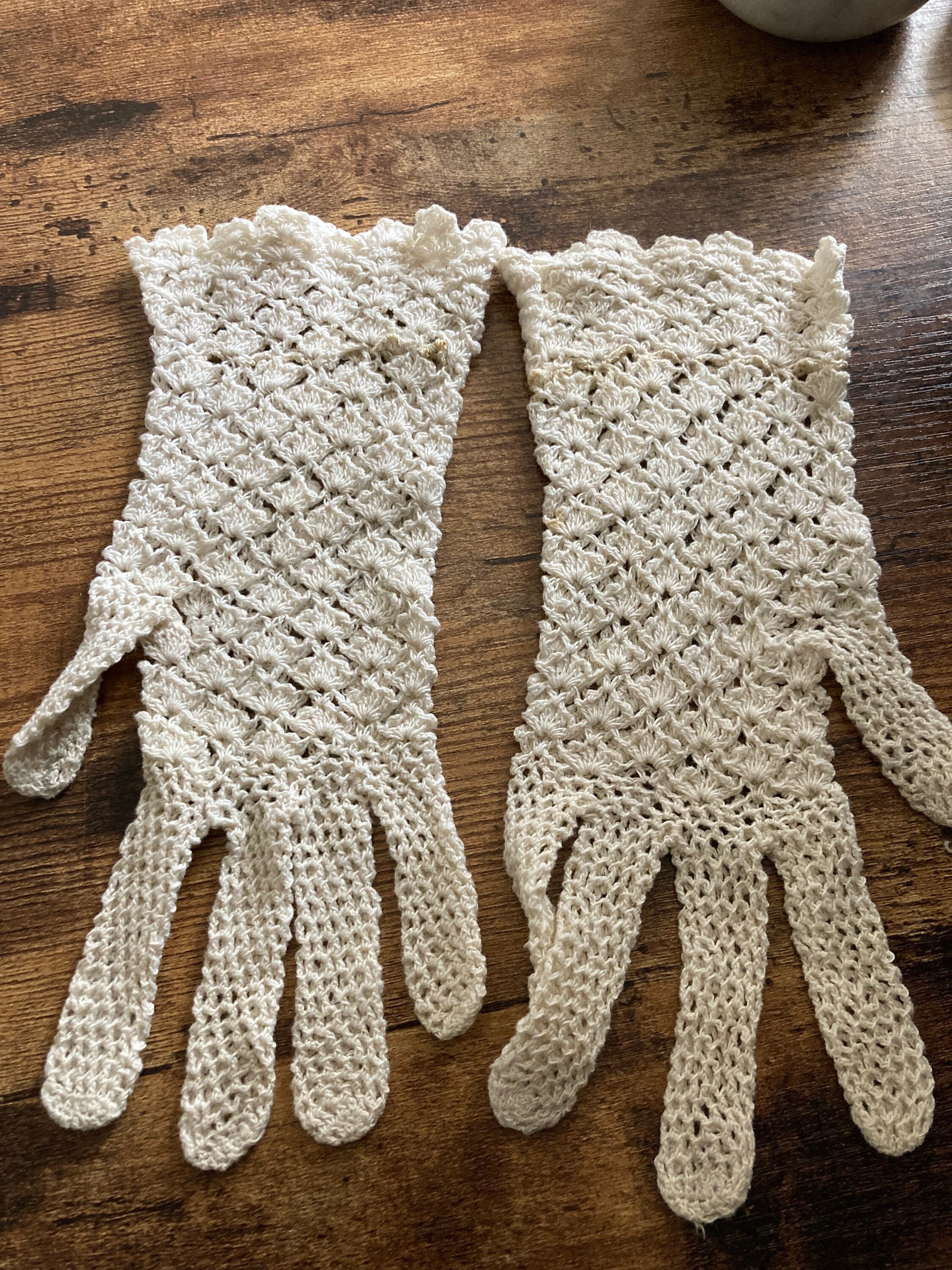 Small size 6 crocheted cream vintage gloves short mid length