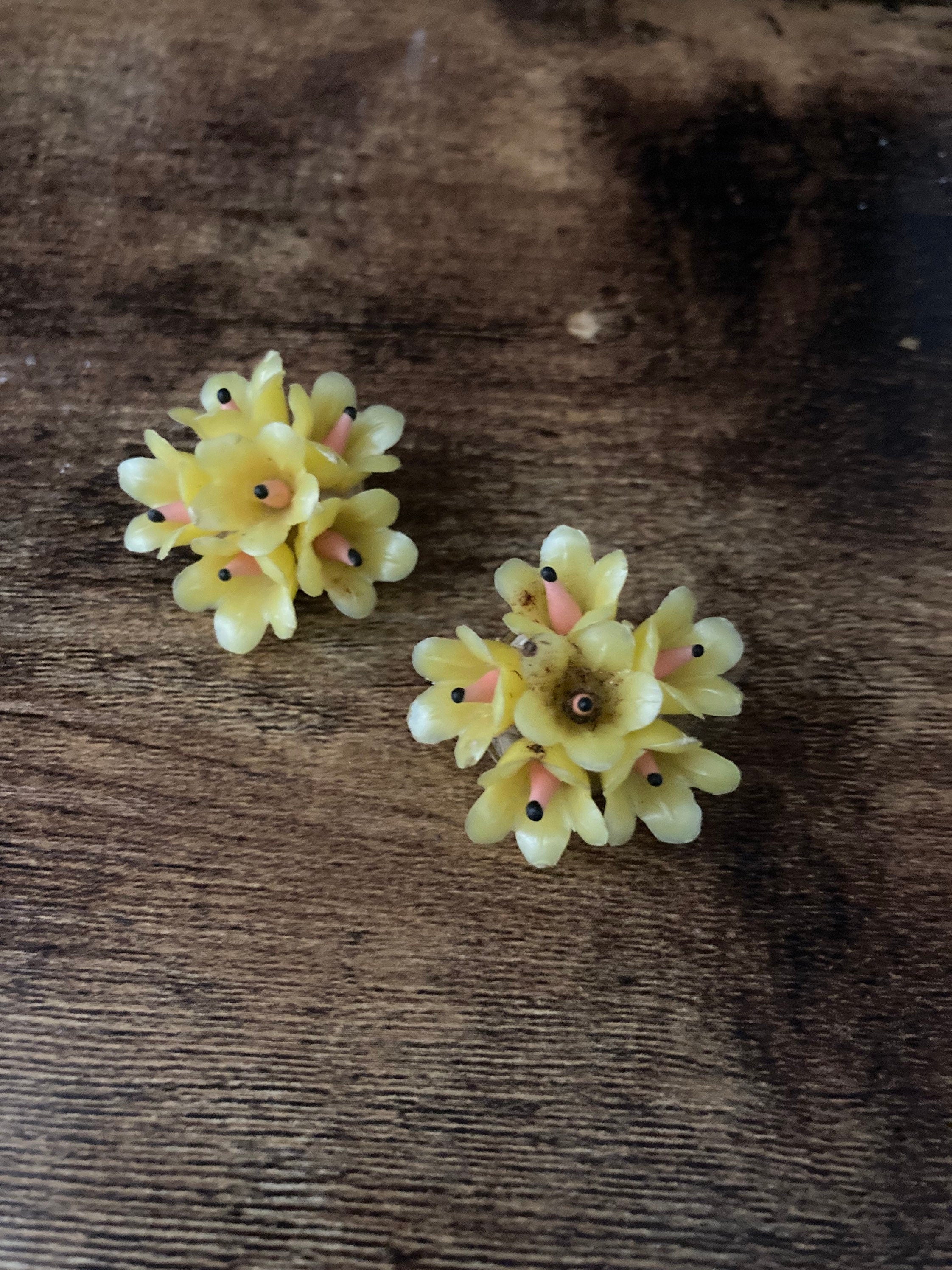 Oversized 5cm vintage yellow plastic flowers clip on mid century stud earrings