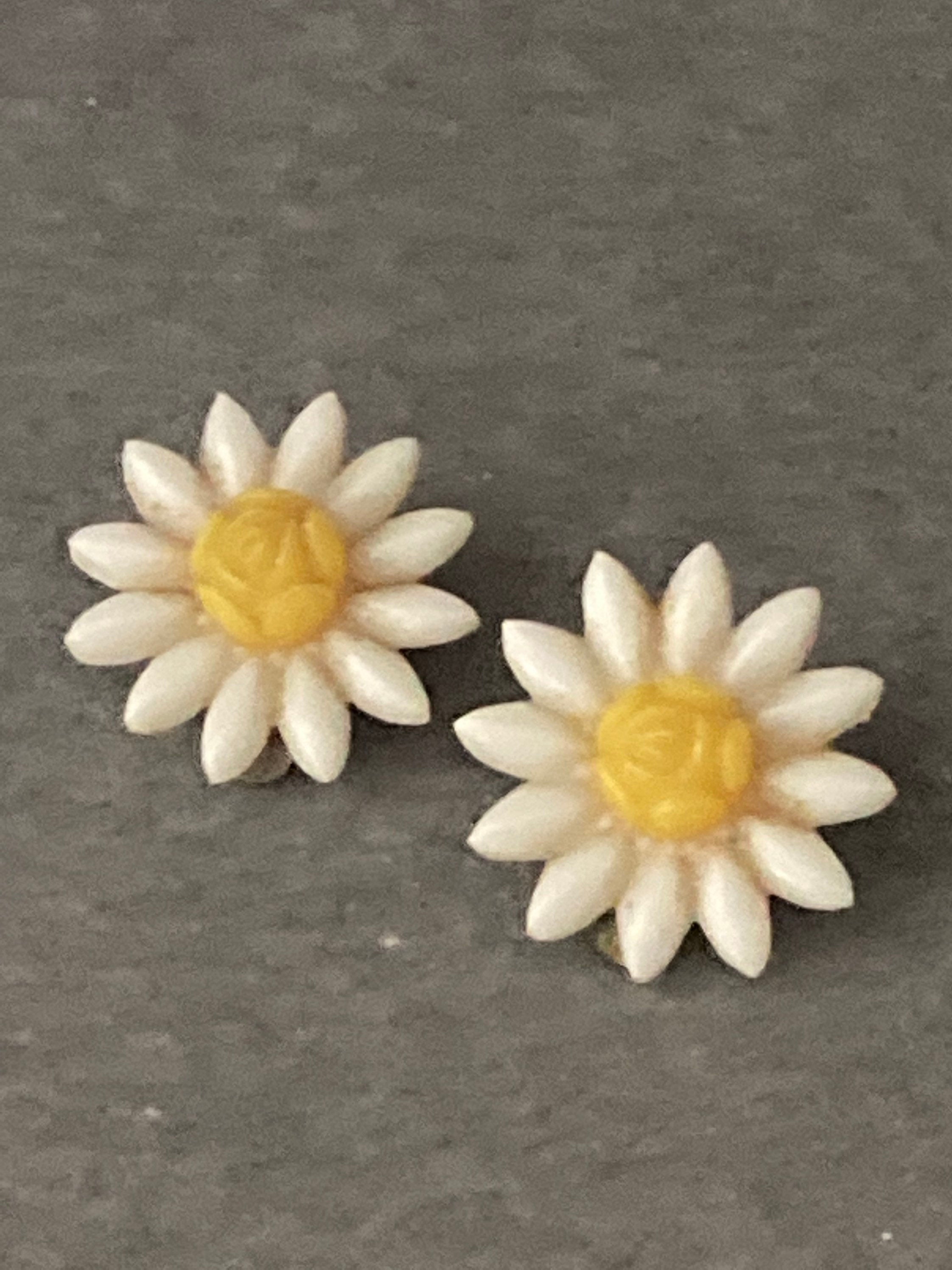 Vintage yellow white daisy plastic flowers clip on mid century stud earrings