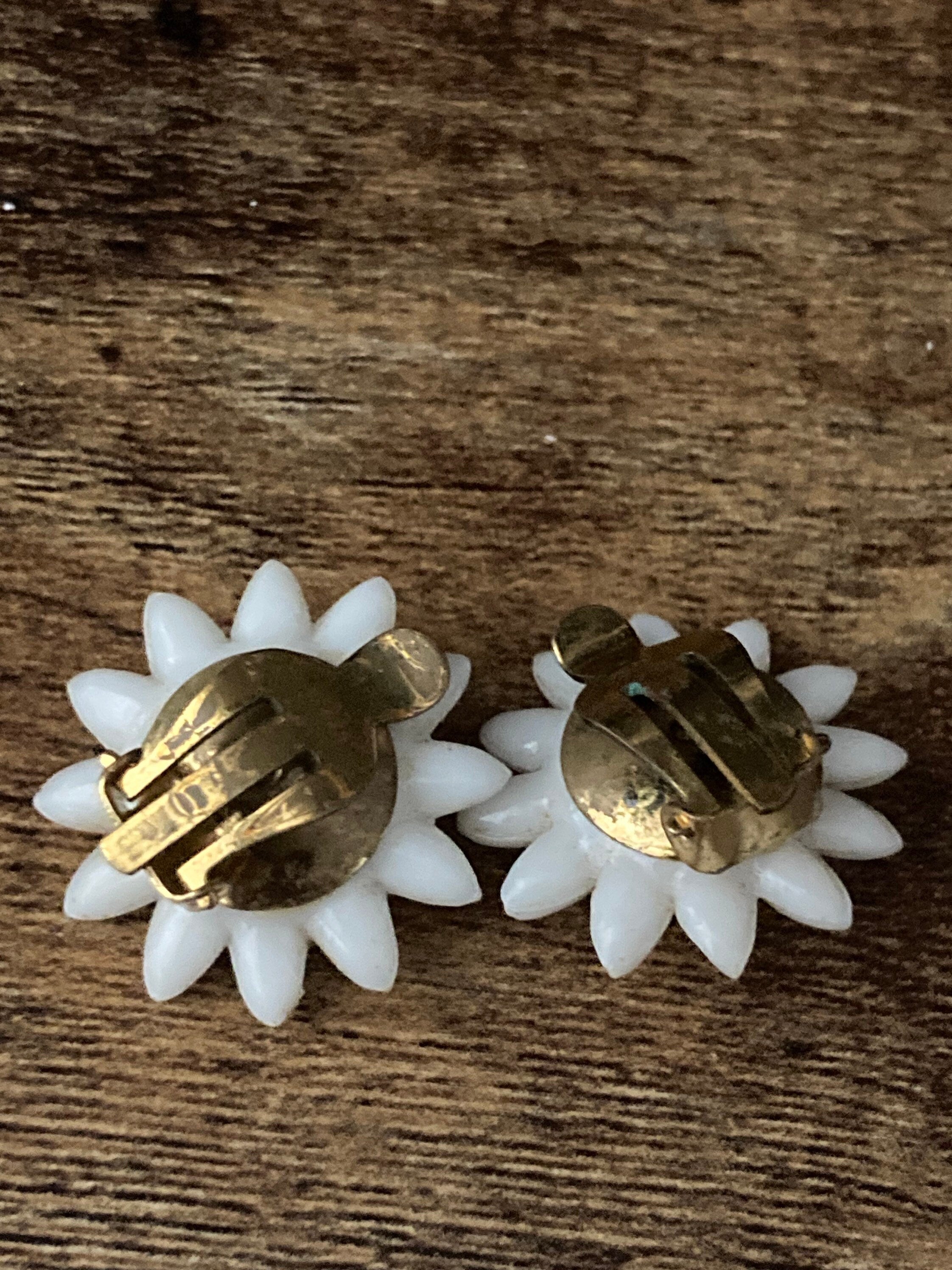 Vintage yellow white daisy plastic flowers clip on mid century stud earrings
