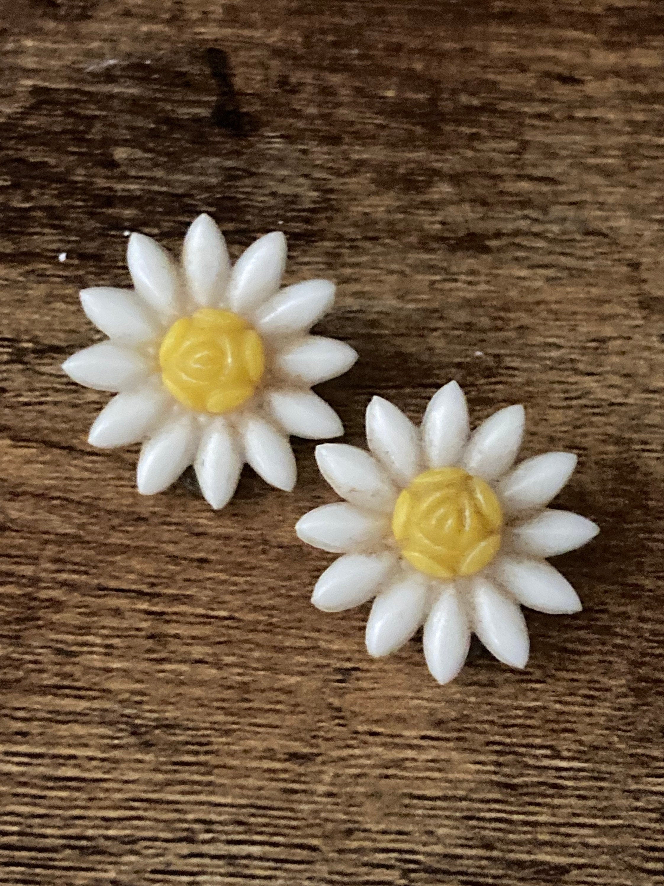 Vintage yellow white daisy plastic flowers clip on mid century stud earrings