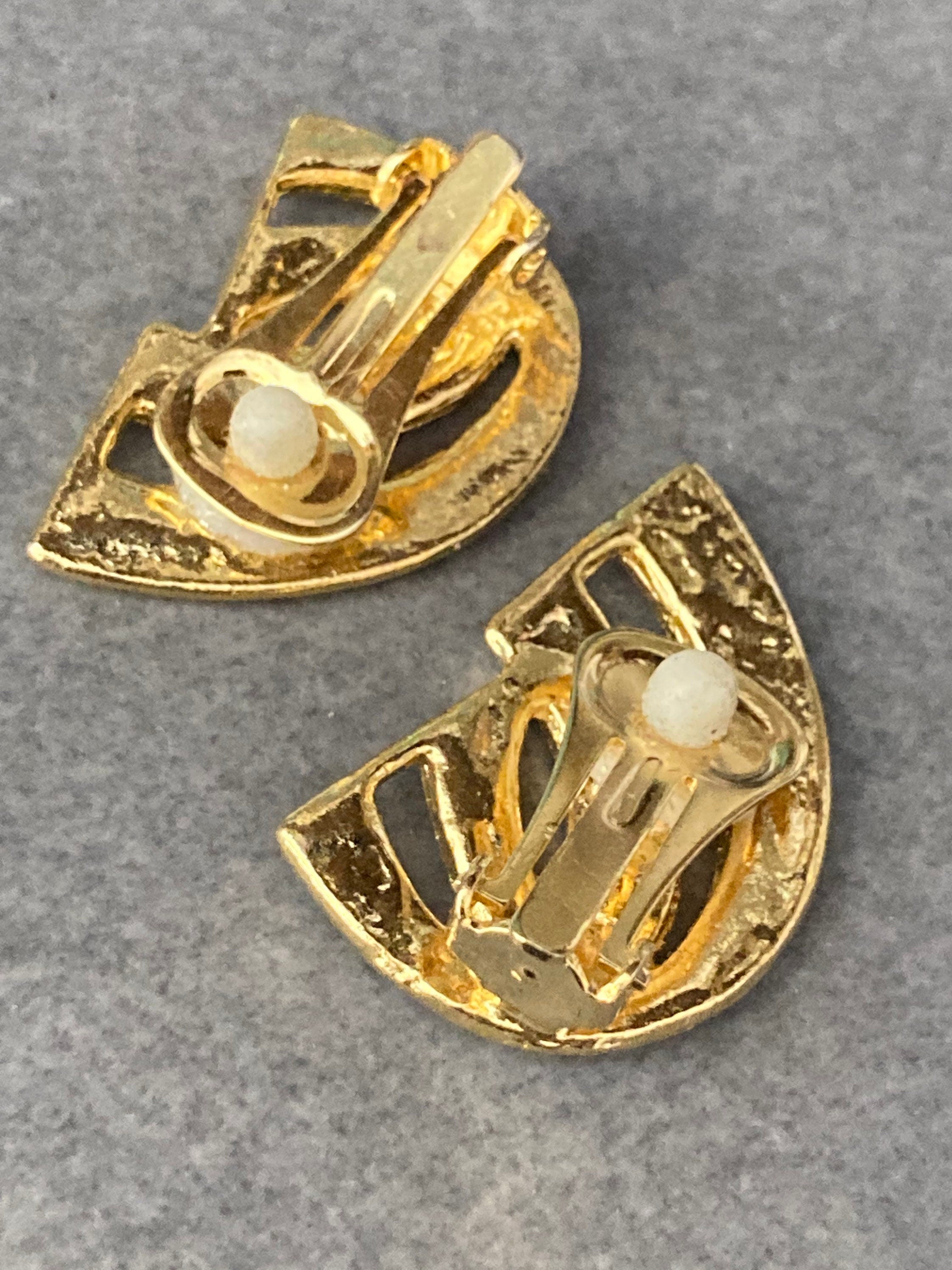 Vintage 1980s large gold tone abstract white glitter clip on earrings