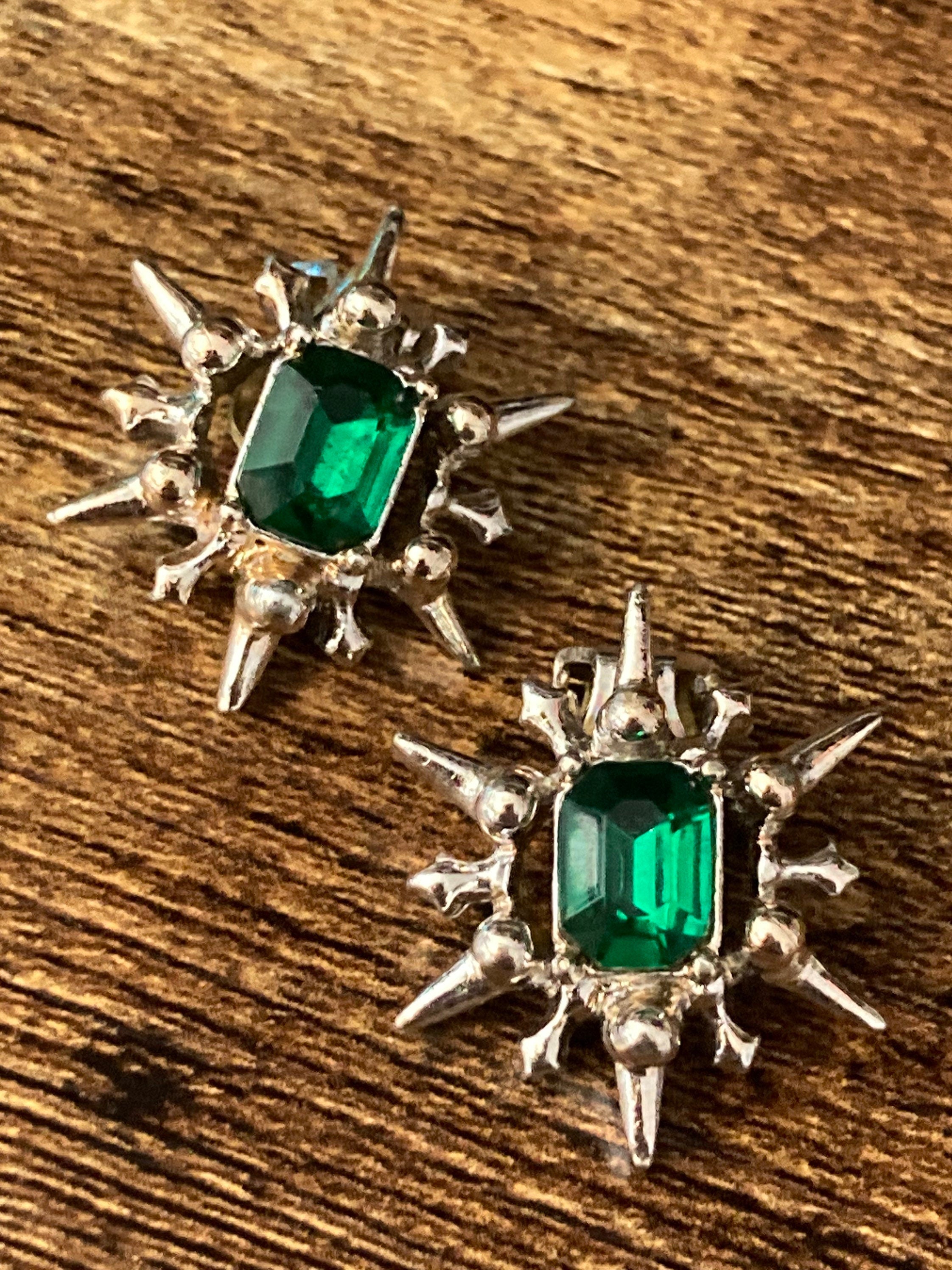 vintage modernist silver tone brutalist emerald green rhinestone clip on earrings