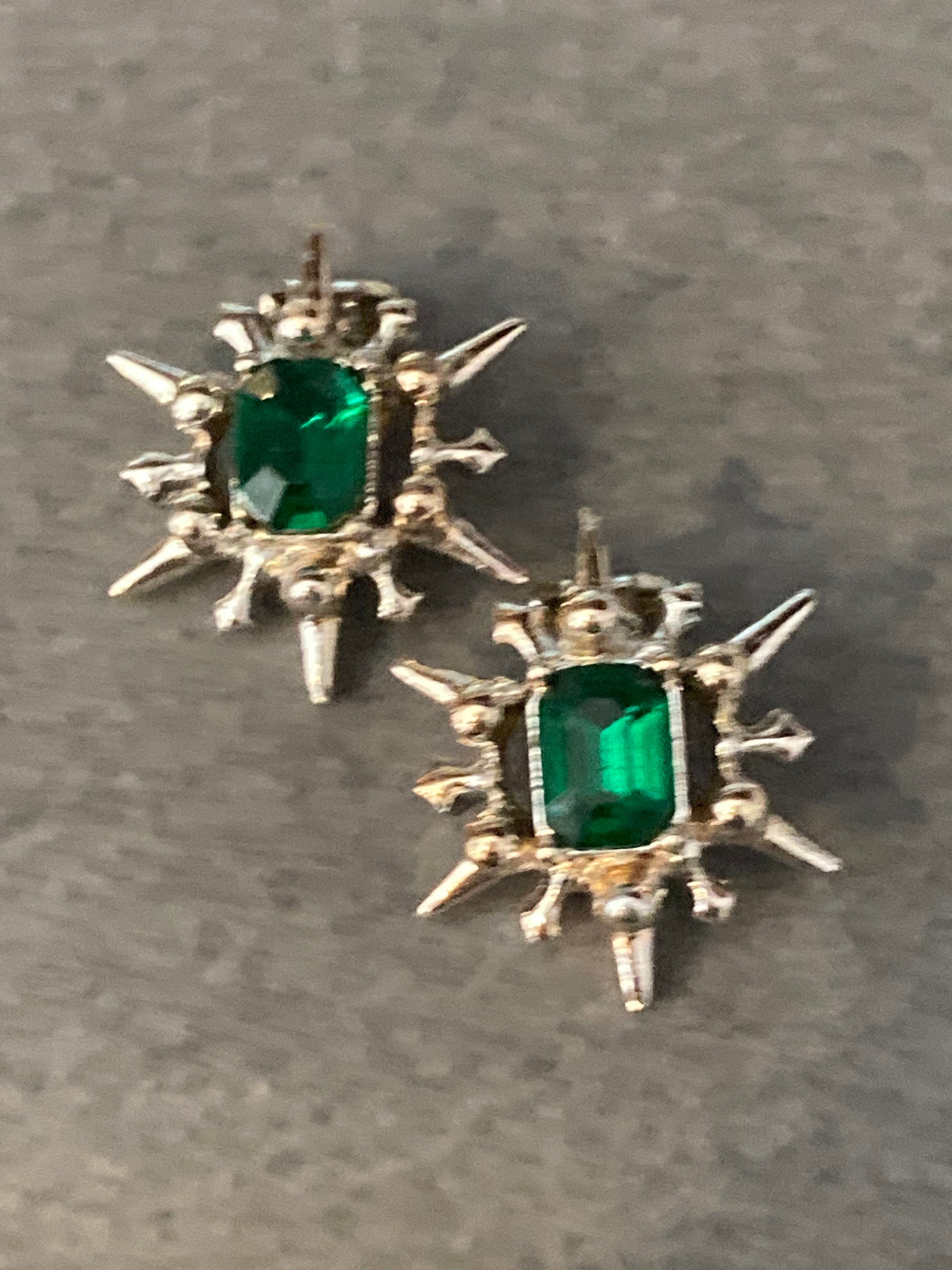 vintage modernist silver tone brutalist emerald green rhinestone clip on earrings