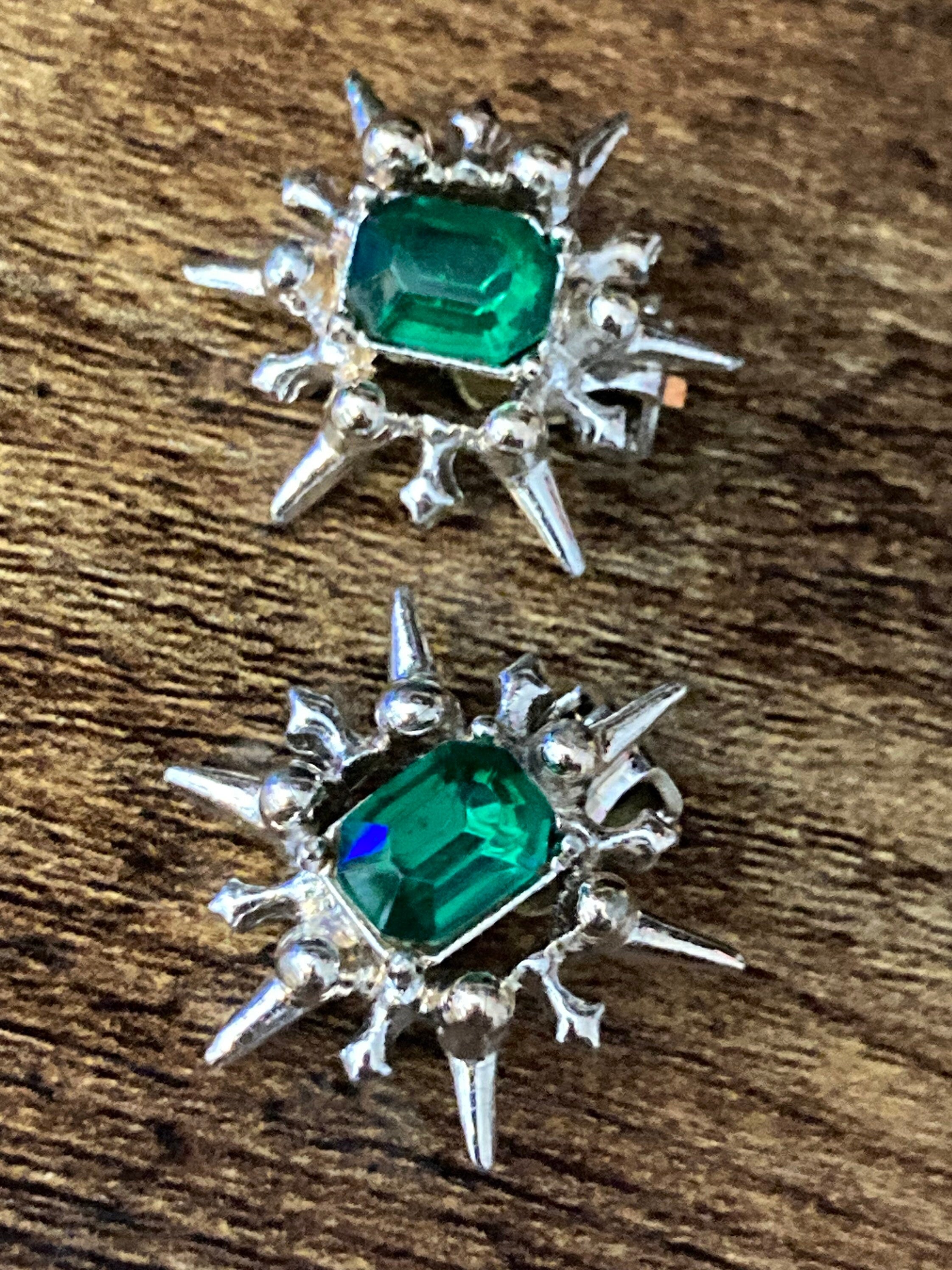 vintage modernist silver tone brutalist emerald green rhinestone clip on earrings