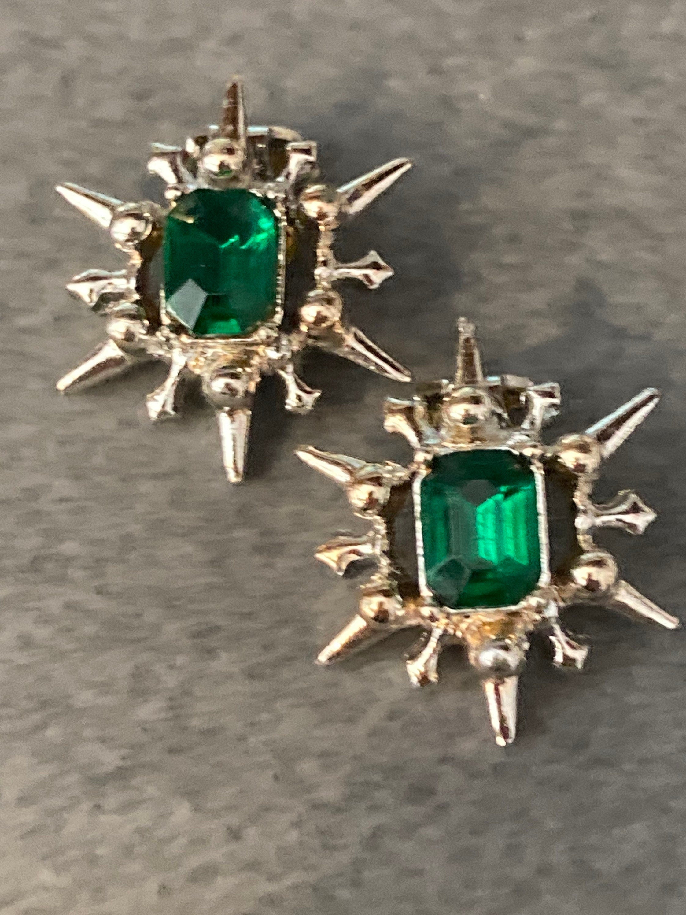 vintage modernist silver tone brutalist emerald green rhinestone clip on earrings