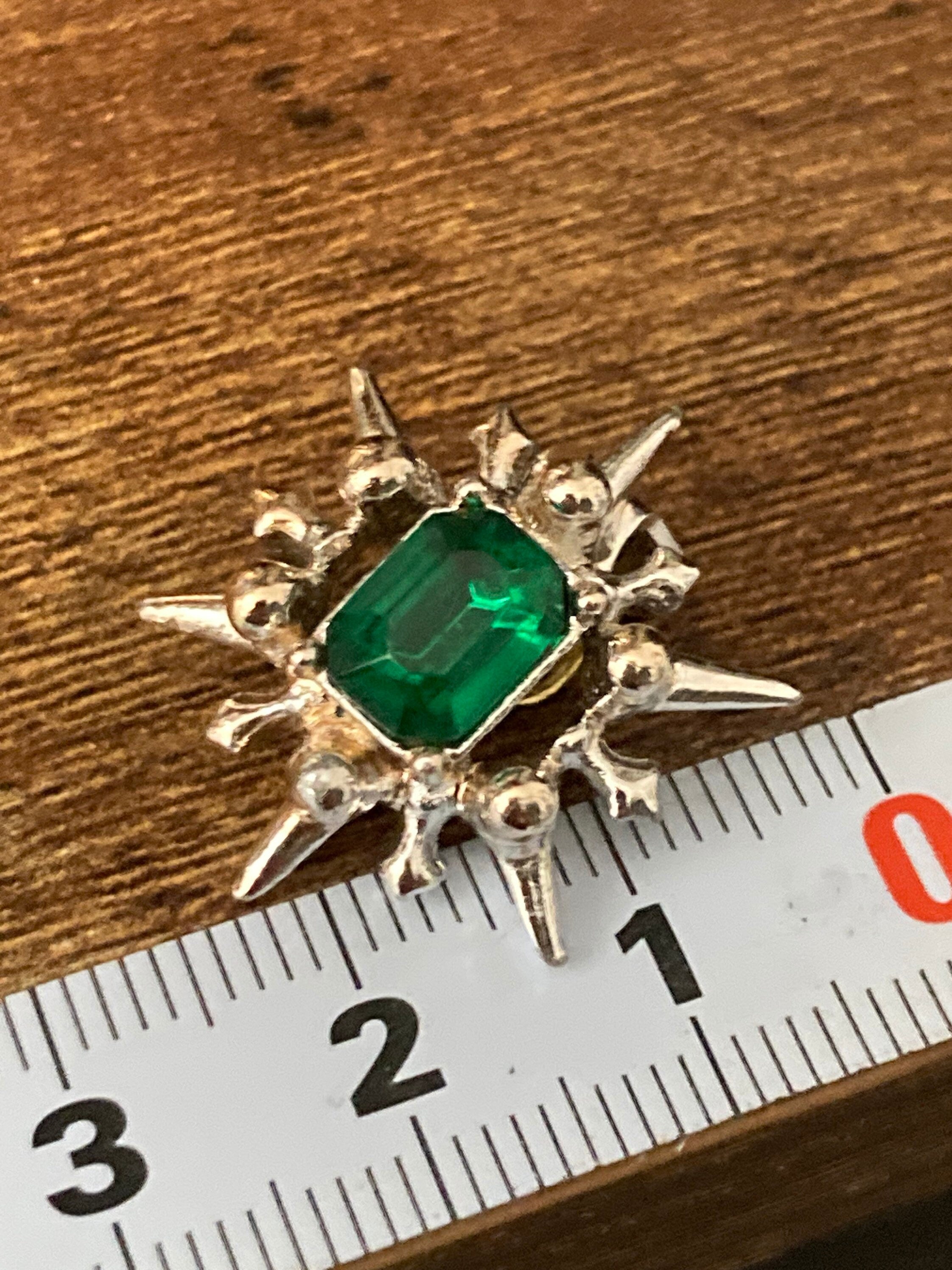 vintage modernist silver tone brutalist emerald green rhinestone clip on earrings