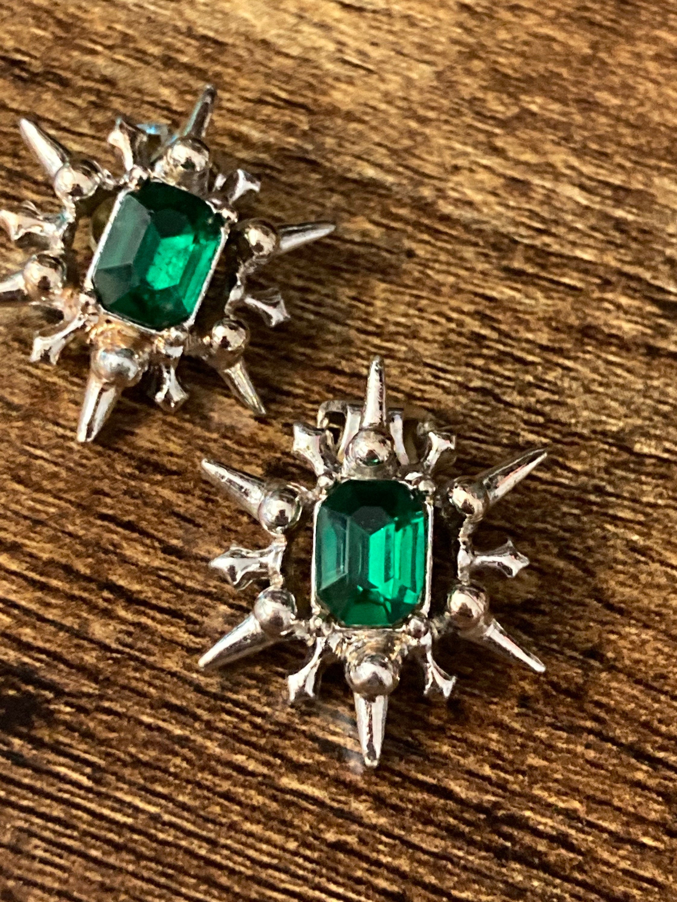 vintage modernist silver tone brutalist emerald green rhinestone clip on earrings